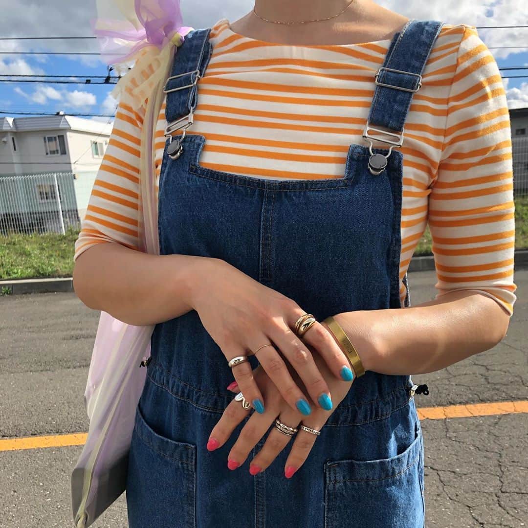 ◆miki◆のインスタグラム：「* * 🍊🍊🍊 * わしの背中毛どう？大丈夫？と 父ちゃんに確認してもらった セーフらしい🖐🏻🖐🏻 * ややパックリ開きのtシャツだもんで 背中毛気になるやん * 1000円だったかな♡ やっすぅ～🤭 @gap_jp  白黒ボーダーも買ったで🤏🏻 * ほんで オーバーオールの専門店なの？ ってくらい種類豊富な @peache_select で♡♡ 可愛いのんGETん♡♡ ウエストキュッ！ * #母ちゃんの背中毛 #セーフ #母ちゃんのootd #ママコーデ #ママファッション #アラフォーコーデ #アラフォーファッション」