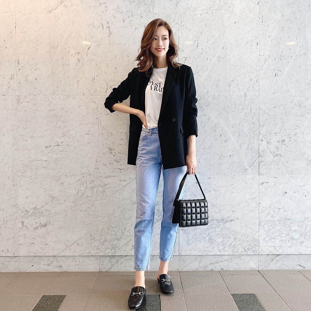 のインスタグラム：「. いつかのコーデ👖  コーデ詳細は 次のwithチャンネルで🙈  #code#ootd#outfit #gu#bershka#zara  #h&m#milaowen #denim #いつかのコーデ#カジュアル #黒ジャケット#ジーユー #ジャケットコーデ #キレイめカジュアル #デニムコーデ #シンプルコーデ」
