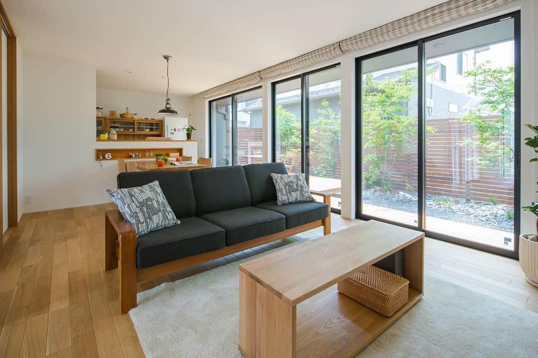ルポハウス一級建築士事務所さんのインスタグラム写真 - (ルポハウス一級建築士事務所Instagram)「・ ・ ・ ３つの大きな窓、それぞれが額のように庭の緑を収めます。 ・ 明るい空間に合う家具を選び、木目の柔らかい雰囲気に包まれるリビングダイニングです。 ・ ・ ・ ルポハウスの施工事例をもっと見てみたい方は こちらまで☞ @reposhouse ・ #ルポハウス は#ちょっとかっこいい家 を"友人のために"という思いでつくっています。 ・ 一生に一度の#マイホーム。 「あなたにしかできない」×「ルポハウスだからできる」で、私たちだけの#家づくり を思いっきり楽しんでみませんか？！ ・ ・ ・ #家 #インテリア #住宅 #注文住宅  #ライフスタイル  #新築一戸建て #住まい #シンプルな暮らし #デザイナーズ住宅 #一級建築士事務所 #設計事務所 #myhome #house #instahouse #design #滋賀 #大津 #草津 #栗東#リビング #リビングインテリア」9月9日 11時42分 - reposhouse