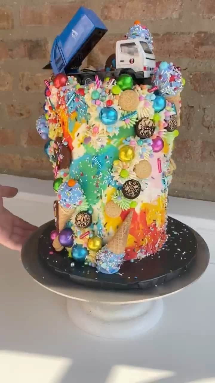 Paul Octaviousのインスタグラム：「My dear friend @bonvivantcakes  made Sebs 1st birthday cake and I’m floored 😍🎂  The only inspiration for the cake was that it needed a recycling truck on top... Sebs current obsession 🚛 😂  #cake #birthdaycake #foodporn」