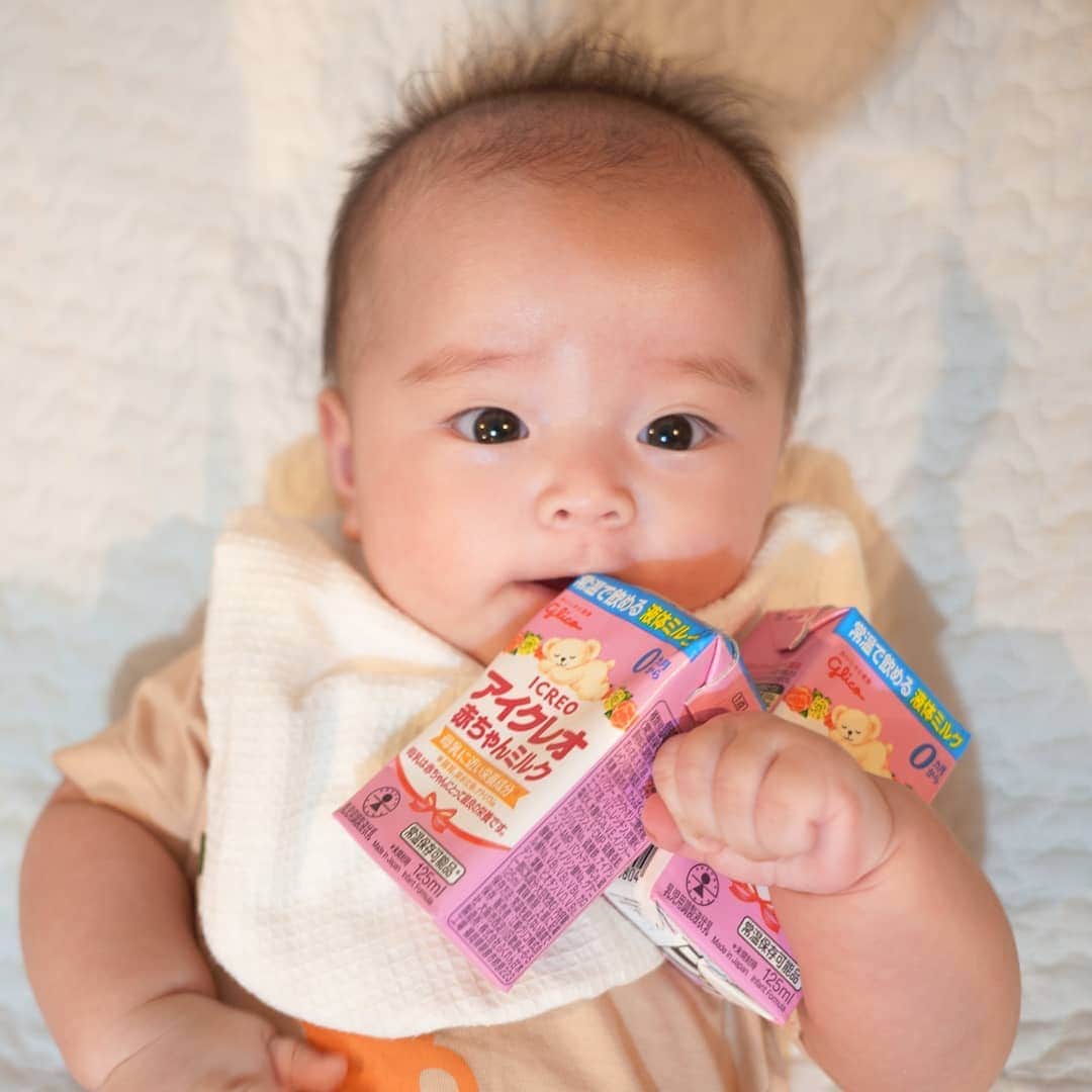 佐野莉子のインスタグラム：「パパも一緒にオンライン授乳セミナー　supported by アイクレオ👶🏻⠀ ⠀ パパと一緒に参加しました！⠀ ⠀ 初乳が済んでからは完ミなのでわが家では日常的な光景のパパ授乳🍼⠀ いつもありがとう🙏⠀ ⠀ 赤ちゃんとの触れ合いが自然と増えて、愛着形成にも良いらしいです！💓⠀ ⠀ 液体ミルクは常にストックしておきたい、⠀ 災害への備えにはもちろん、出先で大活躍のアイテム🍼⠀ ⠀ これからの季節はアイクレオを持って⠀ ピクニックをしたり、紅葉を見たり、キャンプしたり、⠀ 密にならないように気をつけながら一緒にたくさんお出かけしたい🍁⠀　 ⠀ .⠀ ⠀ セミナーでは高橋ユウさんfamilyや、全国のママパパが身近に感じられたよ！⠀ 一緒に育児楽しみましょうー！⠀ ⠀ Youtubeたまひよチャンネルにセミナーのアーカイブもあるよ🙆‍♀️⠀ ⠀ 🌻たまひよ編集部の依頼を受けてセミナー参加・ポストしています🌻⠀ ⠀ #公式たまひよグラマー #パパ授乳 #アイクレオ #赤ちゃんミルク #液体ミルク #Glico_PR #PR #チーム育児 #完ミ #混合育児 #完ミ育児 #新生児 #3ヶ月 #令和2年ベビー #イクメン #妊娠後期 @tamahiyoinsta」