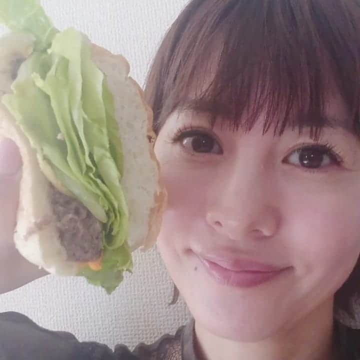 さとう珠緒さんのインスタグラム写真 - (さとう珠緒Instagram)「久しぶりにハンバーガーを食べたら美味しかった～🎵  #食欲の秋 #今日はゴマちゃんの日 #ハンバーガー #いつもありがとう✨ #今日も良い１日を✨」9月9日 12時03分 - tamao_satoh
