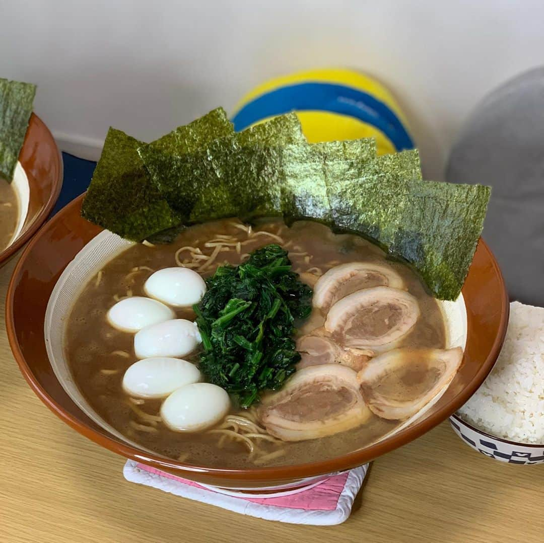 あこさんのインスタグラム写真 - (あこInstagram)「前動画で食べたものシリーズ！ 佐藤養助さんの稲庭うどん！めちゃくちゃ美味しかった☺️💕うどんが最強、おつゆも最強。 横浜家系総本山、吉村家さんのラーメン！家系ラーメンという事で丼ライス付き🍚✨濃厚豚骨醤油味がどストライクの味でした🤤  Craftさんのマカロニチーズ！ベーコンとブロッコリーとチーズをプラス🥦🥓🧀 全てYouTubeにアップしておりますのでお腹が空いたらぜひ！笑 #佐藤養助 さん #稲庭うどん  #横浜家系総本山吉村家  #横浜家系ラーメン  #コストコ  #マカロニチーズ  #はらぺこツインズ」9月9日 12時04分 - harapeko__ako