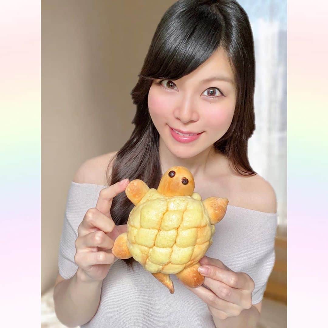 長柄ひろみさんのインスタグラム写真 - (長柄ひろみInstagram)「#melonpan 🍈 ⋆ 可愛いパン見つけた〜😍💗 こんな可愛いメロンパンあるんだね🐢❣️ ⋆ メロンパン作りも挑戦してみたいけど、難しそうだよね〜🤔🥐 ⋆ それでは、いただきま〜す😋🙌🏻✨ ⋆ ⋆ #メロンパン」9月9日 12時15分 - aoi_asahi