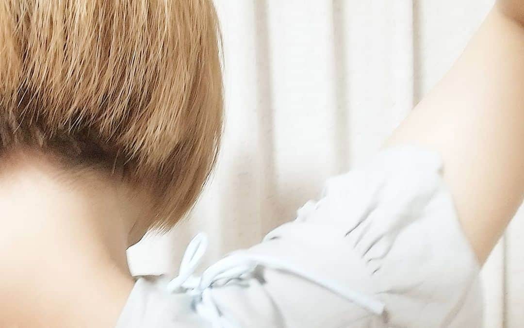 石関友梨さんのインスタグラム写真 - (石関友梨Instagram)「また髪切ったょ🎀理想に近づいて来た！  TV撮影ロケがあるかと思ったら 急遽キャンセルになった  こればっかりはしゃーない  また声かけてくれるって  #ヘアカット #前下がりショートボブ #ドライヤー楽ちん」9月9日 12時16分 - yurimorico