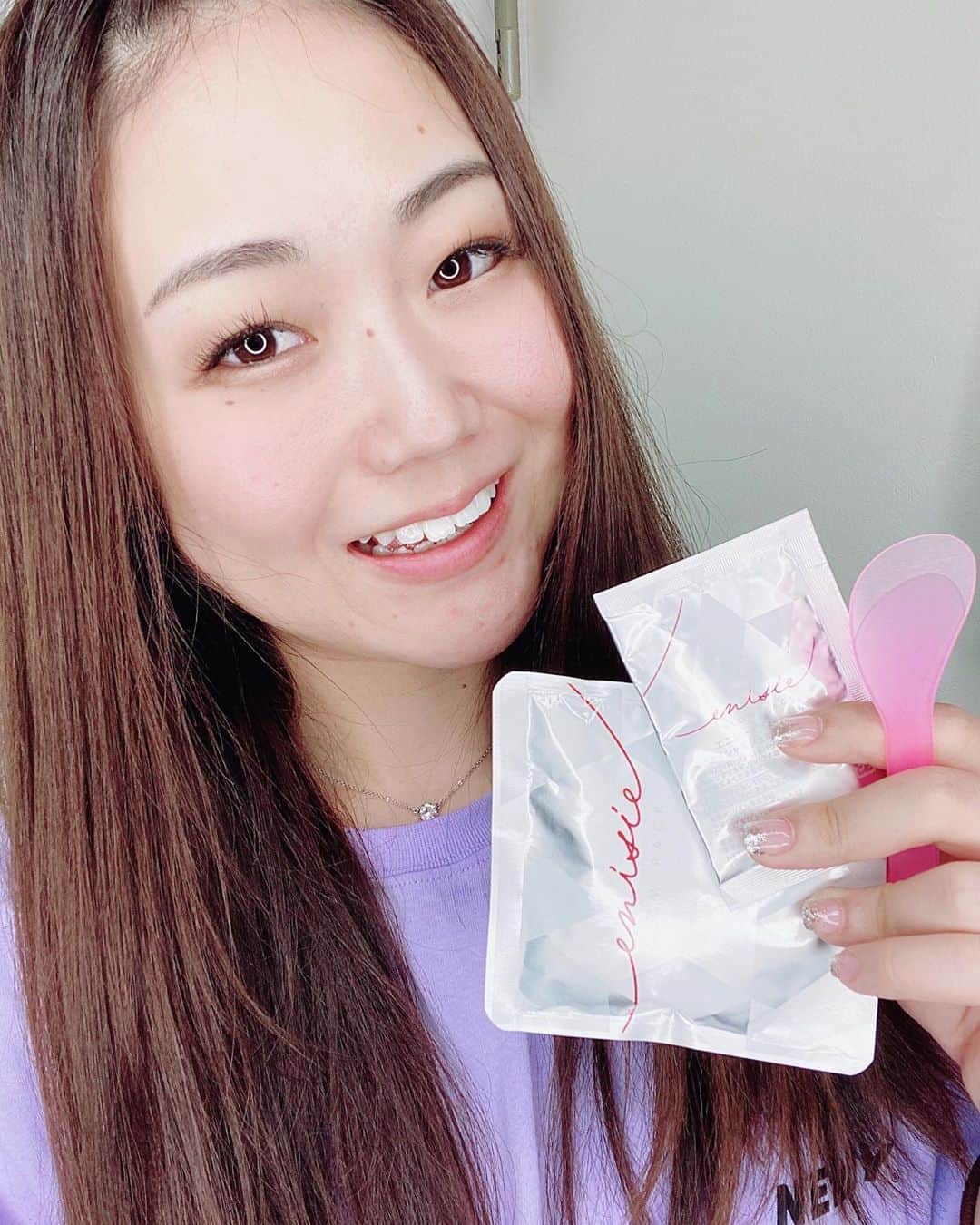 のインスタグラム：「夏でダメージを受けまくってた肌に炭酸ガスパック 注入したよー😭 エニシーグローパック❤️ 新しい細胞を生み出してくれる元の細胞に 働きかけてくれるすぐれもの😭 季節の変わり目もだけど今年はマスクの せいもあって摩擦や水分の蒸発で かかなりダメージ酷かったので、 同じ悩みの方多いはず。 保湿もしてくれるし、肌質改善してくれるよ✨. . . . #エニシーグローパック #炭酸ガスパック #炭酸ガスパック集中ケア #自分磨き #肌磨き #肌質改善 . . . .」