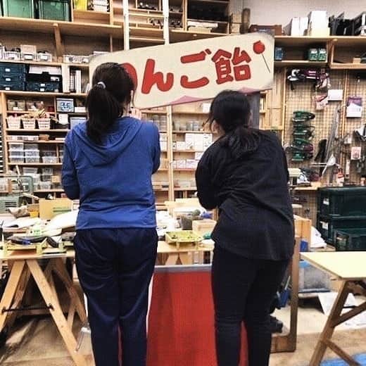 日本工学院さんのインスタグラム写真 - (日本工学院Instagram)「演劇スタッフ科が舞台セットを制作しているときの様子です❗ 作品内に花火大会のシーンがあるので、お祭り感を演出するためにりんご飴の屋台を作りました😁 . . 「#日本工学院」をチェック！！ 学生が投稿したリアルな日常風景を見ることができますよ！ . #nihonkogakuin #専門学校 #日本工学院八王子専門学校 #日本工学院専門学校 #教職員投稿写真 #演劇スタッフ科 #若きつくりびと #芝居 #演劇 #舞台 #ミュージカル #劇団 #役者#お芝居 #演技 #演劇好き #芝居好き #演技が好き #職人 #職人女子 #現場女子」9月9日 12時11分 - nihonkogakuin