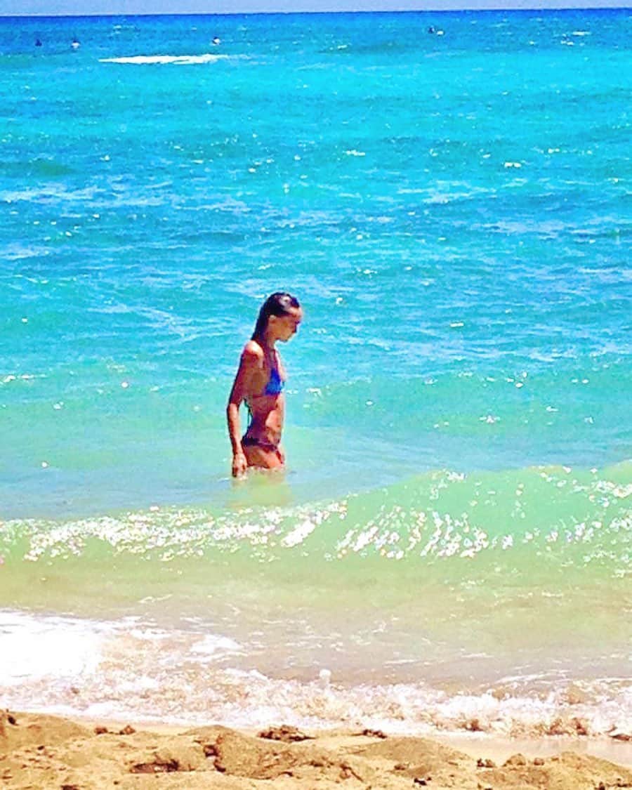 シャーニ・ヴィンソンのインスタグラム：「With all the fatal shark attacks in Australia recently, this is my new max depth when it comes to swimming in the ocean 🌊🦈   #enteratyourownrisk #sinkorswim #sharkbait」