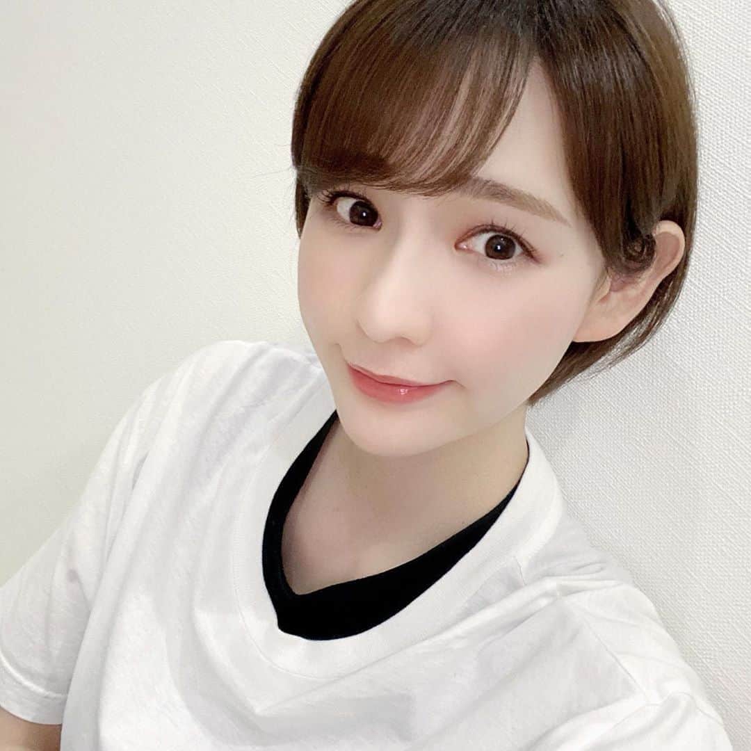 のインスタグラム：「繰り返しできちゃうニキビのところ、アグネスを受けてきました😶‪💡‬﻿ ﻿ 今回で3回目で、1~2回でもほとんどニキビが出来なくなって、悩む事も無くなってはいたんだけど、マスク生活でちょっと調子が悪くなっているように感じたのでそこの部分に😷﻿ ﻿ ※アグネスはニキビやぶつぶつの中心部に極細の針を刺して高周波を照射し、その熱によって皮脂腺を破壊し、皮脂が異常な量を分泌させることをストップさせる治療法のこと﻿ ﻿ 価格帯で悩むところではあったけど、本当にやって良かった治療です‪💡‬少ないニキビの個数で悩んでる方には特に1個単位で金額を計算してくれるクリニックがおすすめです🤲💭﻿ ﻿ @beautyskinclinic2016 さんは1個800円で計算してくれるよ🥺👍👍👍﻿ ﻿ ﻿ ﻿ #アグネス #ニキビ治療 #ニキビ #ニキビケア #大人ニキビ #ニキビ改善  #肌荒れ #肌治療 #肌ケア #肌質改善 #美容皮膚科 #ビューティースキンクリニック#beautyskinclinic #医療脱毛﻿」