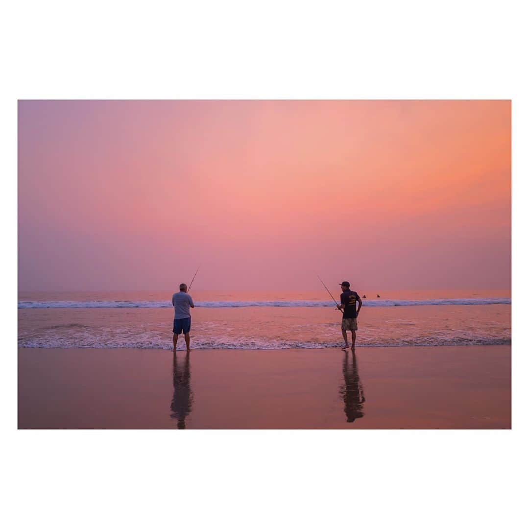 Pete Halvorsenのインスタグラム：「fishin’ beneath an orange sky...  . Leica Q2 🎣 @mfj20th」