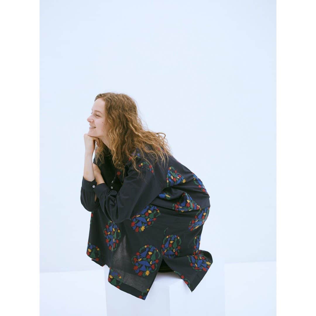 ネ・ネットのインスタグラム：「FLOWER BIRD EMBROIDERY﻿ ﻿ 2020 Autumn/Winter Collectionのテーマ「Journey to WILD」をイメージして、鳥、花、マスクをかぶったヒト、ベルなどのモチーフをコラージュし、 適度な透け感のあるローン生地に大胆に刺繍を施しました。﻿ ﻿ シャツワンピースは、前ヨークと袖を無地で切り替えることで総柄刺繍をより引き立て、1枚でレイヤードしているようにも見える主役アイテムに仕上げました。 前後身頃にギャザーを入れて、ゆったりと女性らしいシルエットですが、スタンドカラーに小さく並んだたくさんのボタン、スクエアカットのサイドスリットなどのディテールが全体をすっきり見せています。 両脇にポケットつきなのもうれしいポイントです。 ﻿ ﻿ ----------------------﻿ ﻿  <予約アイテム10%OFF＋アウター10倍ポイント>﻿ ネ・ネットより日頃の感謝の気持ちをこめて、﻿ ネ・ネットのアイテムをご予約頂いた方はお会計時に10%OFF。また、10月1日（木）10:00までに9月-11月お届けのアウターをご予約頂いた方にはA-net membership POINTを通常1%とのところ、10倍の10%ポイントを差し上げます。ぜひこの機会にご利用ください。﻿ ﻿ ※全国のネ・ネット直営SHOP / official online store HUMOR限定の企画です。﻿ ※詳しくはofficial online store HUMORをご覧くださいませ。﻿ ﻿ ----------------------﻿ ﻿ #ネネット #nenet #新作 #new #autumn #winter #2020 #collection #stampcard #pointup #fashion #tokyo #japan #flower #bird」