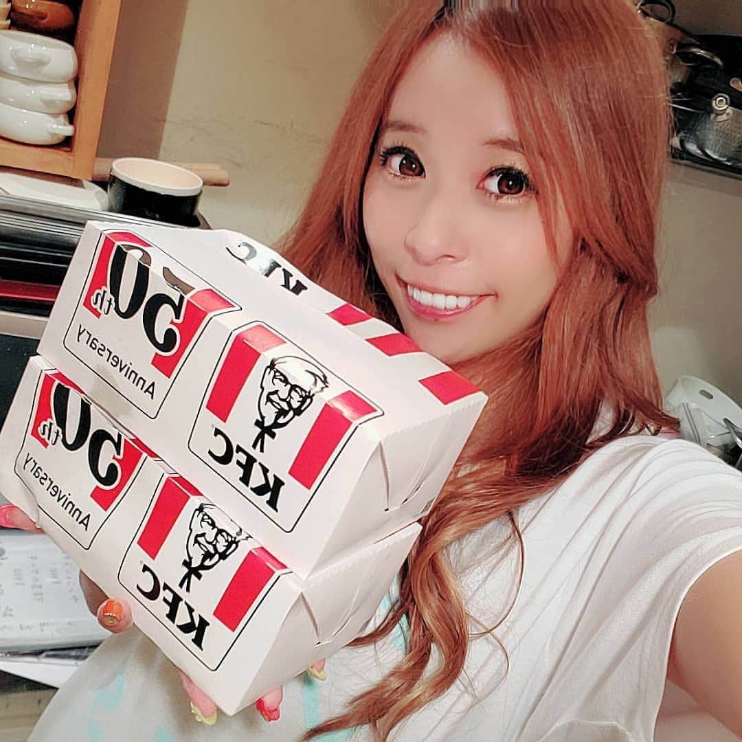 のインスタグラム：「ケンタッキーのチキン大好き！！☀ 「ドラム 」てゆう脚の部分が好きで指定しちゃうくらいやけど、1番人気がない部位！？ってネットでみてびっくり～～🤣 好きだよ🍖  #ようようさん #エンタメ #アイドル #キャンギャル #イベントコンパニオン #レースクイーン #撮影会モデル #フォロワー募集中 #撮影会 #関西モデル  #Japanesegirl #followme #model #cosplay #racequeen #kawaii #instagood  #instalove #いいね返し #カメラ好きな人と繋がりたい #被写体 #ギャル好き #大阪ミナミ #ケンタッキー #ケンタッキーフライドチキン #kfc #kfc🍗🍟 #食べスタグラム #食べるの好きな人と繋がりたい #食べるの大好き」