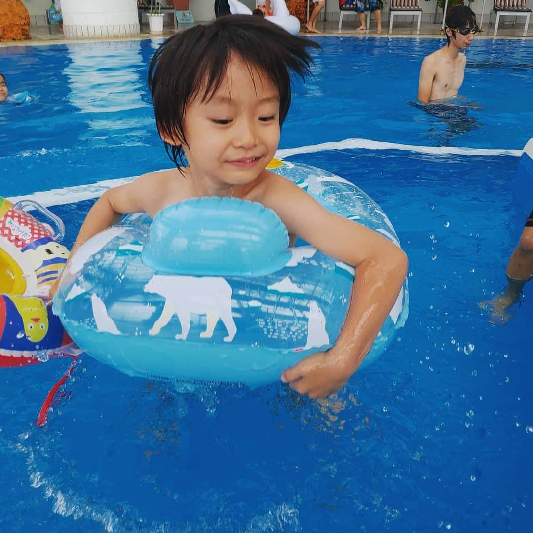 清野紗耶香さんのインスタグラム写真 - (清野紗耶香Instagram)「ホテルの中のプール🏊‍♂♡ はしゃいでた。 そして私まではしゃいじゃった。。。  #ナイトプール もやってるみたい #間違いナイトプール #パシャパシャ 😂 #覚えたてのネタ #EXIT は#kinkikids ファン ※2枚目に写り込んでるのは夫だから別に加工でぼやかさないで載せちゃったw #まめちょびん #5歳 #5歳6か月#5歳児#男の子 #年長さん #ikumama  #ig_kids #kids_japan  #こどもと暮らす #子育てぐらむ #コドモダカラ #キズナ #ママリ#hugkum #コドモノ #mamanokoカメラ部 #男の子のママ #ママライフカメラ #いこーよおでかけ部 #子供とお出かけ部 #ママタス #コズレ」9月9日 12時27分 - seino_sayaka