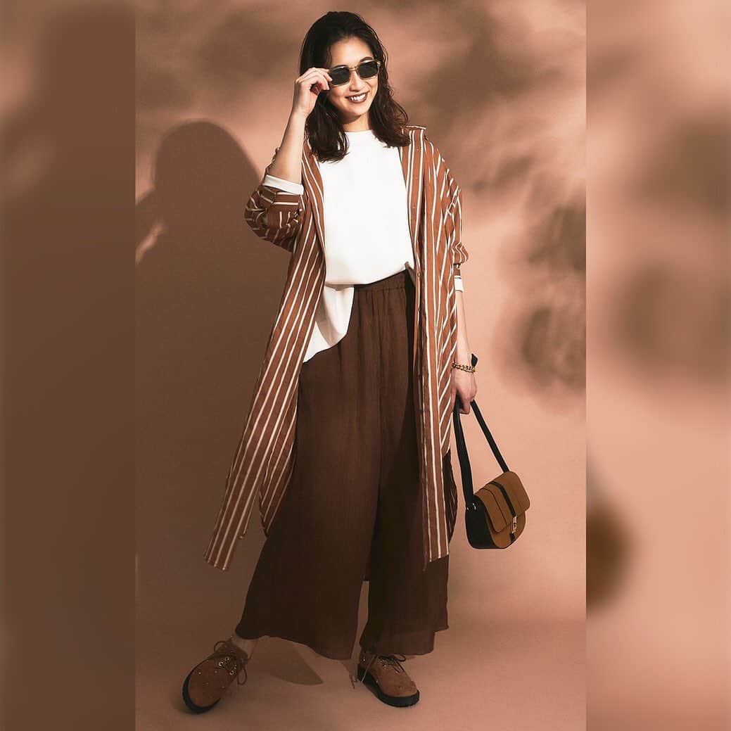 R_fashionのインスタグラム：「. GINGER　10月号 掲載アイテム . 本日のpickup！ . tops; Dolce.楽天市場店 bottoms; 3rd Spring bag👜; @garageshop_rakuten shoes👟; STOCKMAN SHOP . . 画像左下🛍 or 画像tap でアイテム詳細 ------------------------------------------------ GINGER×楽天✨最新号✨ 👗夏～秋のスイッチコーデ 成功の秘訣は?👡 は　プロフィールリンクからチェックしてくださいね🕊❤︎ ------------------------------------------------ #r_fashion #秋ファッション #秋コーデ #シャツワンピ #gingerweb #gingermagazine」