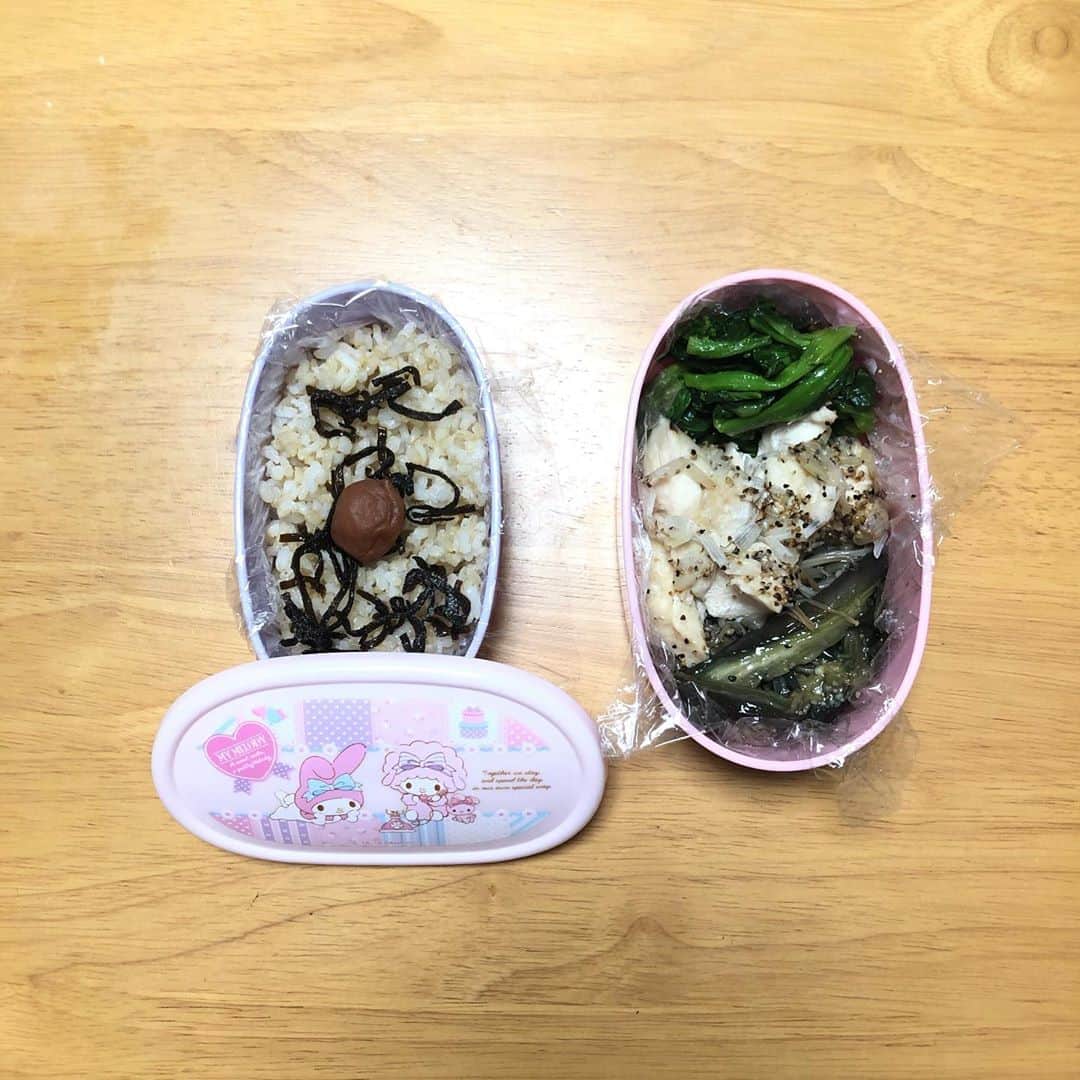 みのり(26)＠東京 ダイエットのインスタグラム：「お昼ごはん . 鶏肉のネギ塩タレ 菜花の辛子和え 無限えのきとナス 玄米120g 梅干し . . . 半年ぶりくらいに、 お弁当つくったよ（＾ω＾） . . や、やっぱり自炊は痩せそう。 . . ◉ライザップ公認の紹介アンバサダーです。 〜紹介特典で、お安く入会できます〜 . ▶︎全国どの店舗でもOK ▷２週間のトライアルコースもあります(^_^)/ ▶︎カウンセリング予約前にご連絡ください . ◎入会やカウンセリングをお考えの方、 ご質問なども、DM✉️ください。 . ★トレーニング見学もできます★ . 📺RIZAP TVCM出演 🏅RIZAP BMG ファイナリスト2017.2018 . #rizap #ライザップ . #ダイエット #diet #ダイエット日記 #レコーディングダイエット #instadiet #ダイエット仲間募集 #ダイエッター #公開ダイエット  #昼ごはん #昼御飯 #lunch #昼ご飯 #昼食  #おうちごはん #糖質制限 #healthyfood #healthylifestyle  #fitmeal #oneplate #cleanmeals #lowglycemic」