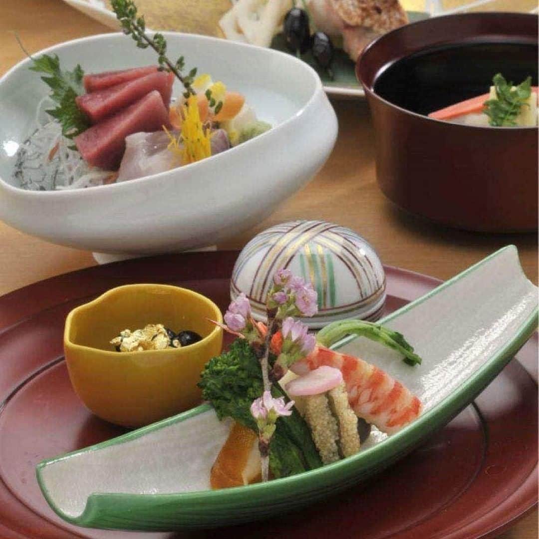 のインスタグラム：「食彩厨房ジャルダン@麹町 ＊ 【長寿祝い★選べるドリンク2杯】還暦祝いにぴったりな赤のちゃんちゃんこも！お造り・焼物・肉料理などお祝い向けコース ＊ 麹町にあるホテル「東京グリーンパレス」内にある「食彩厨房ジャルダン」より、還暦祝いにぴったりなプランが登場。 お祝い向けのこのコースのメニューはお造り、焼物、肉料理など、ボリュームも満点。さらに、ロゼスパークリングワインを含むドリンクから好きなものが2杯選べるのも嬉しいポイント。 赤いちゃんちゃんこの貸し出しもしているので、主役をさらに華やかに見せてくれること間違いなし。 ＊ 店名:食彩厨房ジャルダン／東京グリーンパレス 住所:東京都千代田区二番町2番地 東京グリーンパレスB1F アクセス：東京メトロ有楽町線「麹町駅」5番出口から徒歩1分、東京メトロ半蔵門線「半蔵門駅」5番出口から徒歩5分。JRほか「市ヶ谷駅」から徒歩7分 ＊ 詳しくは店舗名+OZmallで検索！ 詳しくは、プロフィールURLより↓  @ozmall_restaurant  #ozmall #オズモール #OZグル#レストラン #グルメ #グルメ好きな人と繋がりたい  #和食#和食ごはん#和食コース#和食グルメ #日本料理#日本料理店#東京和食#和食ディナー #懐石料理#家族ごはん#家族ランチ#家族ディナー #敬老の日#七五三#家族の時間 #ホテルランチ#ホテルディナー#麹町#東京グリーンパレス」