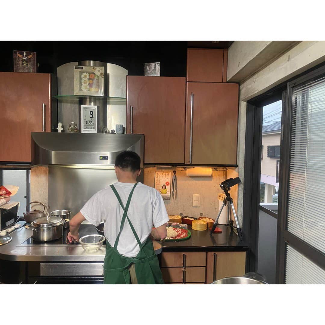 岡本安代さんのインスタグラム写真 - (岡本安代Instagram)「▶︎三色円陣弁当‼️ _____9月9日(水)#長男 #特製  . ☝️水曜日の弁当番長は長男タイ兄貴 『マジかー！何作ろう？！』 ☝️悩んでる時間ないのに悩むパターン 『三色ご飯にしよう！』 ☝️最近三色ご飯頻出だから、今回は整列させる盛り付けでなくて、円を描いてみたら？ 『ですね！そうします！！』 ☝️盛り付けで印象変わりまくりの巻 . テーマは〇〇！（分かります？）  #お弁当 #お弁当記録 #おべんたぐらむ  #岡本安代 #ママ #アナウンサー #５人の子育てママウンサー #走り続ける岡本家 #食育#中学生男子弁当 #高校生男子弁当#手作り#中学生女子弁当#ツナ #ピーマン #卵#三色丼」9月9日 12時32分 - okamoto.yasuyo