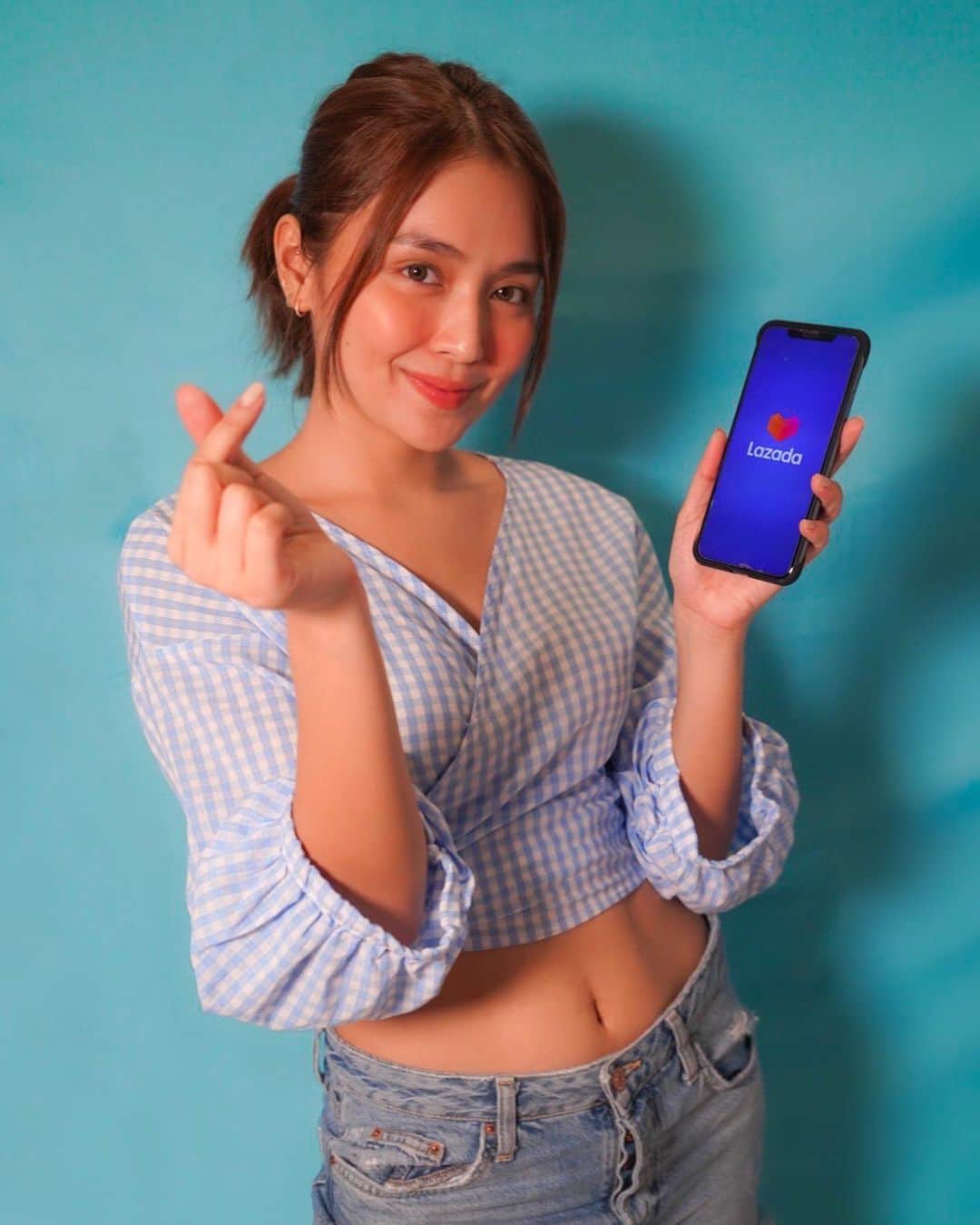 Kathryn Bernardoさんのインスタグラム写真 - (Kathryn BernardoInstagram)「Today is the day!!! It's the 9.9. Lazada Big Brands Sales! 😻 There's no better day to announce that I'm officially a part of the @lazadaph family, and I couldn't be more grateful for the warm welcome! 💙 And if you love shopping like me, then you should also be super excited to fill your carts with deals up to 90% and free shipping! Don’t forget to shop now and use my code KATHRYN99LAZADA to get Php 99 off for a minimum spend of Php 500 for first-time customers only.   #LazadaPH99  #BigBrandsSale  #LegitSaLazMall  #KathrynForLazada」9月9日 12時32分 - bernardokath