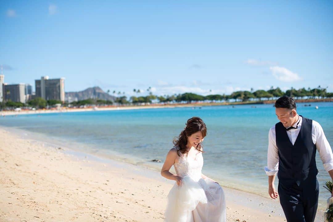 RealWeddingsのインスタグラム：「ゆっくり流れる時間と、美しい景色に幸せが溢れ出すハワイウエディング♡  ＊＊＊  Planning:@realweddings_hawaii﻿ Photo:@visionarijapan﻿  @plemeri ﻿ Hair&Make Up:@styles_free_llc﻿ ﻿ #ハワイ挙式#ハワイウェディング#ハワイ婚#リゾ婚#リゾ婚ハワイ#海外ウェディング#ハワイ結婚式#プレ花嫁#フォトウェディング#海外挙式#花嫁準備#日本中のプレ花嫁さんと繋がりたい#全国のプレ花嫁さんと繋がりたい#リゾートウェディング#お洒落花嫁さんと繋がりたい#2020冬婚#2021春婚#結婚式準備﻿ #hawaii#wedding#instawedding#instaphoto#hawaiiwedding#hawaiiweddingplanner#realweddings_hawaii」