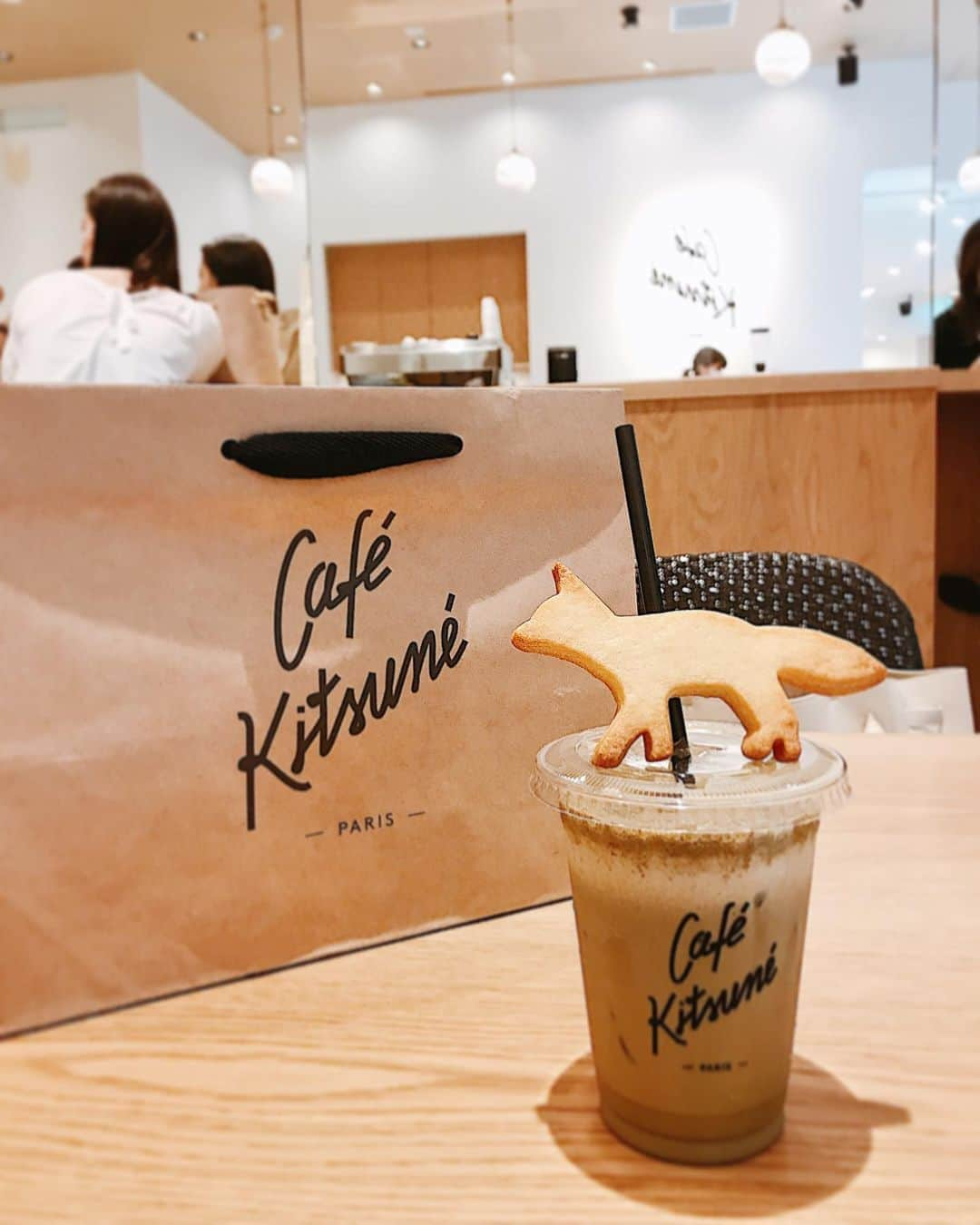 白井ゆかりさんのインスタグラム写真 - (白井ゆかりInstagram)「#cafekitsunekyoto 🐾  #カフェキツネ #maisonkitsune 京都店にしかない#ほうじ茶ラテ をいただいたよ☕️  #京都カフェ #京都スイーツ #京都旅行 #メゾンキツネ #cafekitsune #キツネカフェ #キツネサブレ #新風館 #キツネ #🦊」9月9日 12時37分 - yukarealestate