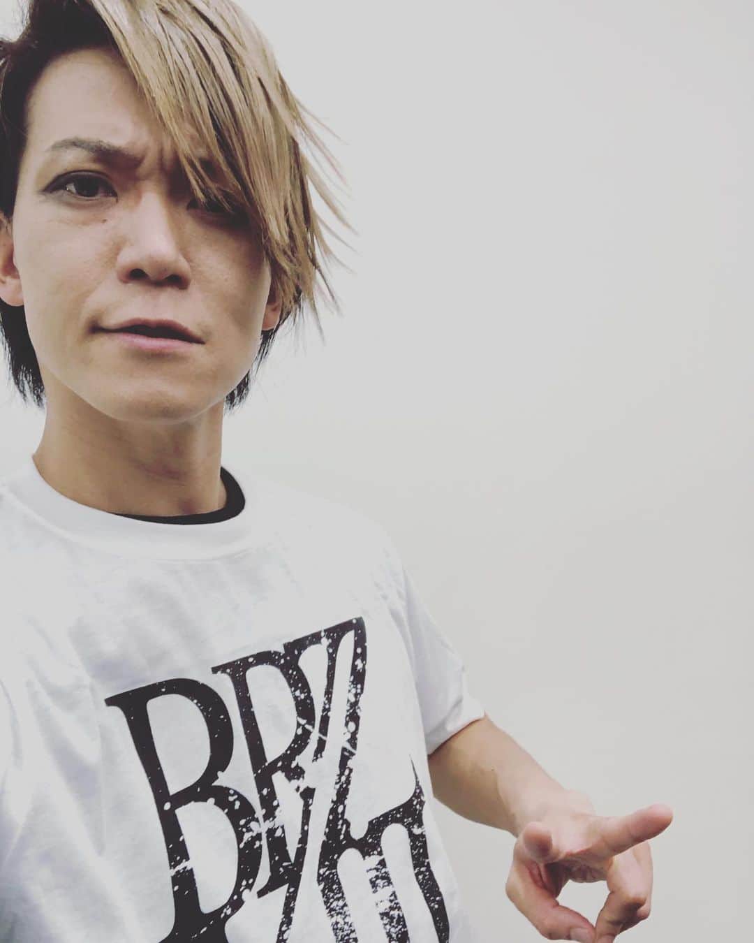 SHINPEIのインスタグラム：「本日、#BREAKERZ 21枚目のシングル「#BARABARA / #LOVESTAGE」が発売しました！﻿ ﻿ ダークで激しいロックサウンドのBARABARA﻿ ポップでワクワクするLOVESTAGE﻿ ﻿ どちらも、BREAKERZの魅力が100%詰まった自信作です。﻿ ﻿ コロナ禍でまだまだ先の見えない未来だけど、﻿ BREAKERZの音楽が元気の素になることを祈っています！﻿ ﻿」
