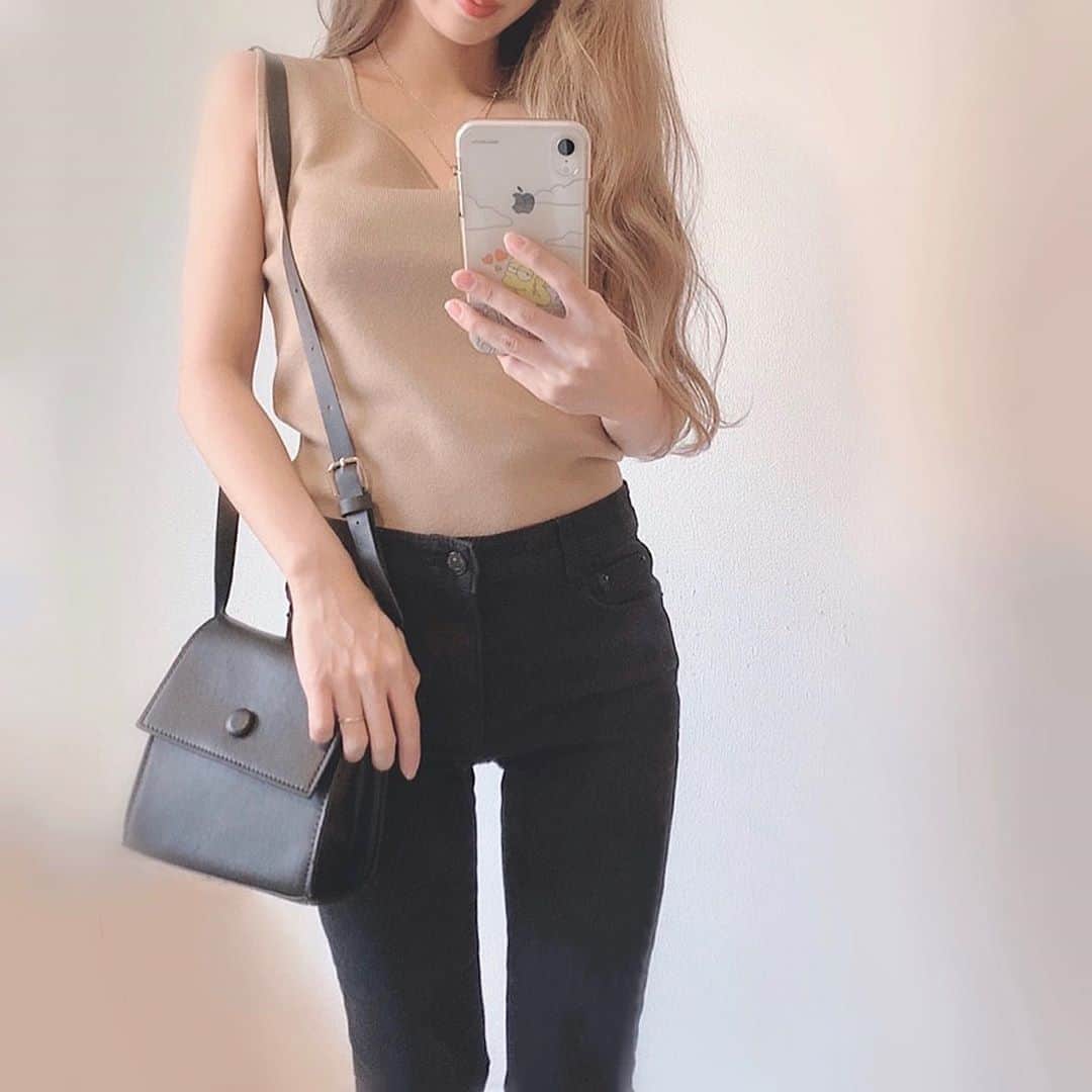 のインスタグラム：「... . シンプル🤎やっぱりこのバッグ可愛い〜👝⁎𓂂 . 最近歳のせいか急に無難な色が好きになってきた𓂂 . 腕寂しいから時計つけたいけどやっぱり 子ども達に当たると危ないからずっと 付けずに眠り続けている...⌛️ . . 最近のあかりとがっくん👧🏼👶🏼♡ 毎日写真とか動画撮りすぎて容量が とんでもない😂足りない(´･ω･`)𓂂𓂂𓂂 . がっくんも笑うようになってきて ふわぁ〜♡って顔がこの頃のあかりと似てて 2人を見比べるのが凄い楽しい🥺♡♡♡ . . ………………………………(♡)……………………………… .」