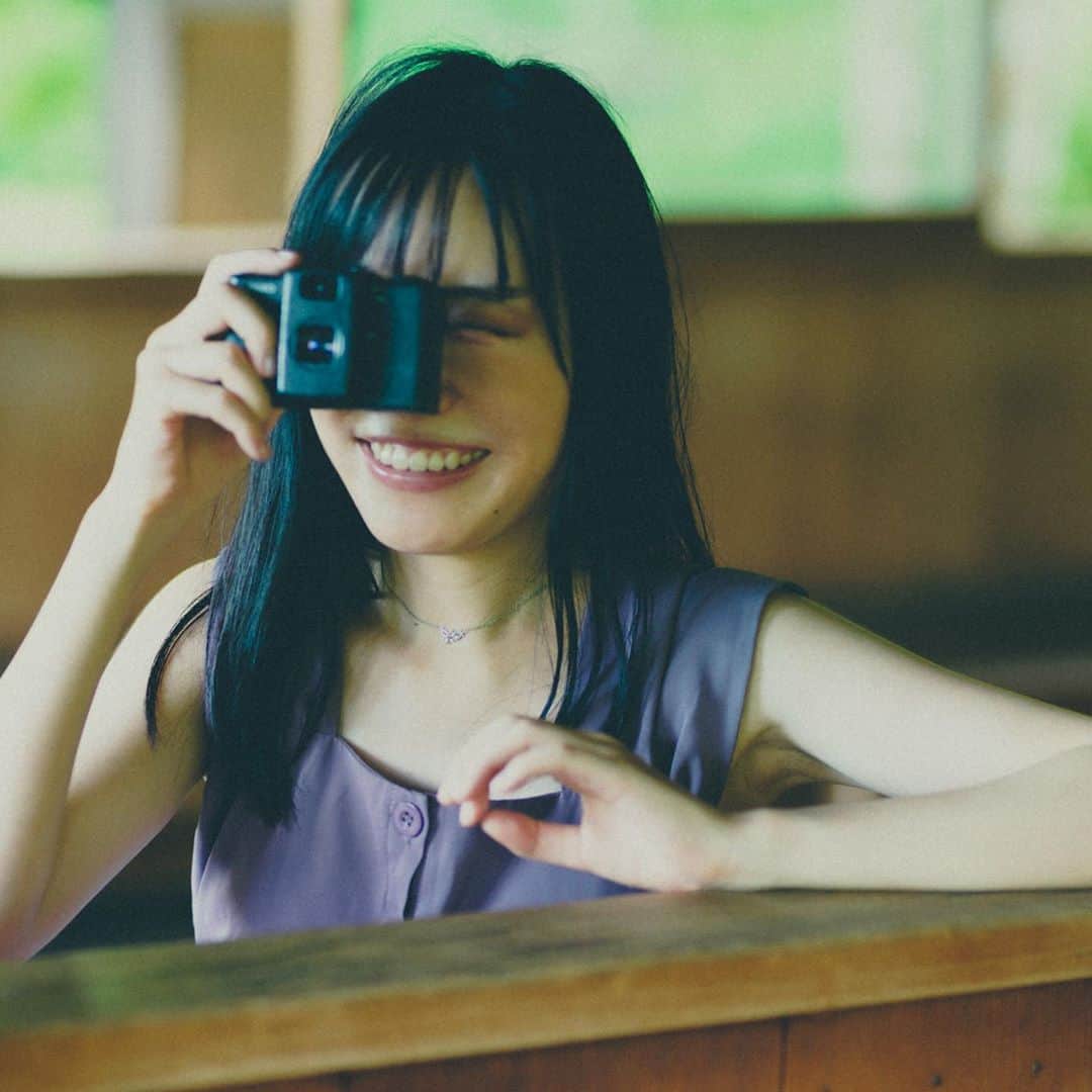 鈴木真由のインスタグラム：「. . 実はカメラが趣味です♡ . カメラ歴30秒(  ᵒ̴̶̷̥́ _ᵒ̴̶̷̣̥̀  ) . . 本日も投票お願いします💓  #ポートレート #被写体モデル  #ファインダー越しの世界」