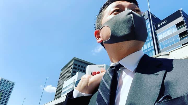 堀潤のインスタグラム：「きょうは午後から自民党青年局、女性局主催の総裁選候補者討論会。党本部の8階ホールで。席とりが大変そうなので早めに党本部に。夕方からは、前々から予定していた小泉進次郎環境大臣とのアポ。山形の風力発電白紙撤回の話をはじめ、環境対応と経済成長のバランスなど色々話ができれば。#総裁選」