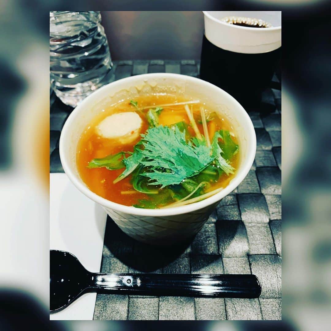 中澤裕子のインスタグラム：「🥄🥄 仕事前のトレーニング終了。  今日のお昼食。 牛アキレスのスープ。 辛いのがたまらない。 キノコたっぷり。  水分もしっかりと摂取。  やる気スイッチ入りました。 コツコツ積み重ね。  ファンの皆さんにいつでも会えるよう 整えていきます。  いつになれば大丈夫なのか、、、  ライブがしたい。 みんなに会いたい。 歌いたいんです！  #めっちゃくちゃ好きなスープ #満腹まで食べずちょこちょこ食べ」