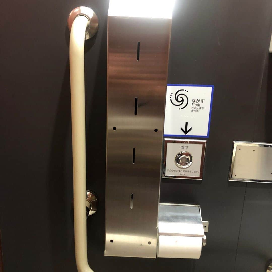 のインスタグラム：「立体駐車場型トイレットペーパーホルダー。  #トイレットペーパーホルダー #立体駐車場型 #様子を見るに #下段に一個しか入っていない #ギリギリじゃないの #トイレットペーパーホルダーって #種類多すぎないですか？」