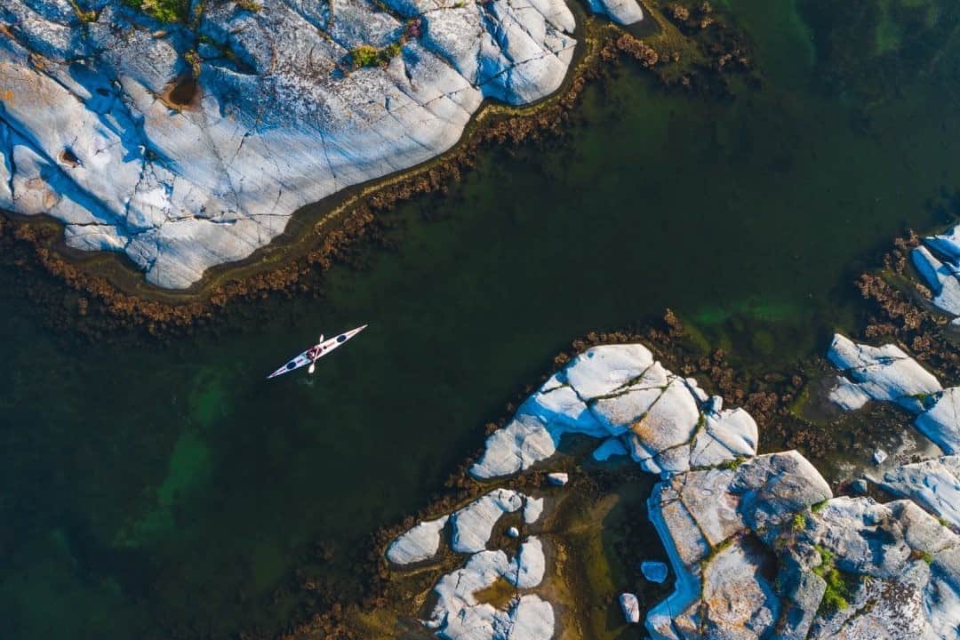 National Geographic Travelさんのインスタグラム写真 - (National Geographic TravelInstagram)「Photo by @MartinEdstrom  A kayak glides through one of the many channel systems in the Stockholm archipelago in Sweden. If you're looking at a map to plan for a kayaking trip this summer or fall (you should be!), make sure to go for the shallows. In a kayak, you can easily paddle where boats can't even come close, as most kayaks rest just a few fingers deep in the water. Use the kayak to your advantage to experience parts of the archipelago, lake, or river where you won't be disturbed by other boats at all.⁠  Follow @MartinEdstrom for more tips about #exploringhome and for more stories from the Nordics. #sweden #greatoutnorth #kayaking」9月9日 13時09分 - natgeotravel