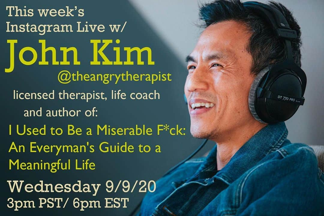 ミラーナ・ヴァイントゥルーブのインスタグラム：「💙Going live with this genius tomorrow at 3pm PST. Reading his book now and learning so much. Can’t wait to ask him 300 intrusive questions! 💙」