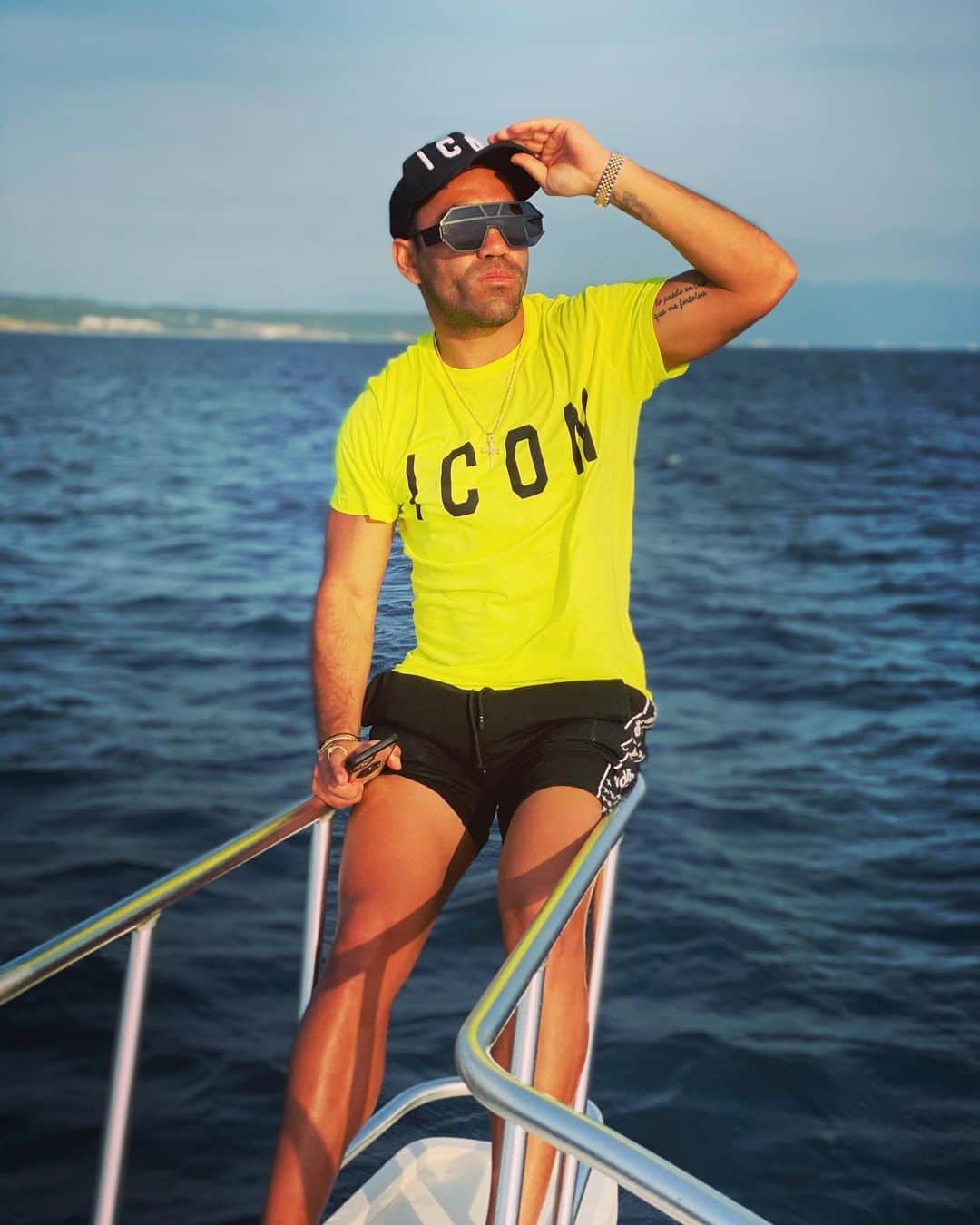 マルコ・ファビアンのインスタグラム：「De vez en cuando es bueno detener la búsqueda de la felicidad y simplemente ser feliz. 😉👀🔥🖤 #reflexion #immerglücklich #happyland #energy #tuttoposto #loveyourself 😜」