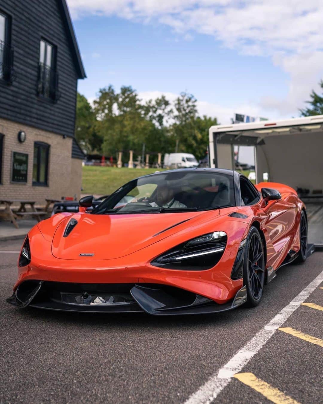 CARLiFESTYLEさんのインスタグラム写真 - (CARLiFESTYLEInstagram)「Special delivery. 2021 McLaren 765LT. 4.0L Twin Turbo V8 with 755hp and 590lb-ft. 0-60 in 2.7 seconds and 0-124mph in 7.2 seconds. Photos by @n.rigby #carlifestyle #mclaren765LT」9月9日 13時12分 - carlifestyle
