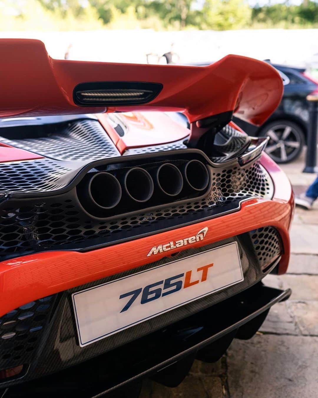 CARLiFESTYLEさんのインスタグラム写真 - (CARLiFESTYLEInstagram)「Special delivery. 2021 McLaren 765LT. 4.0L Twin Turbo V8 with 755hp and 590lb-ft. 0-60 in 2.7 seconds and 0-124mph in 7.2 seconds. Photos by @n.rigby #carlifestyle #mclaren765LT」9月9日 13時12分 - carlifestyle