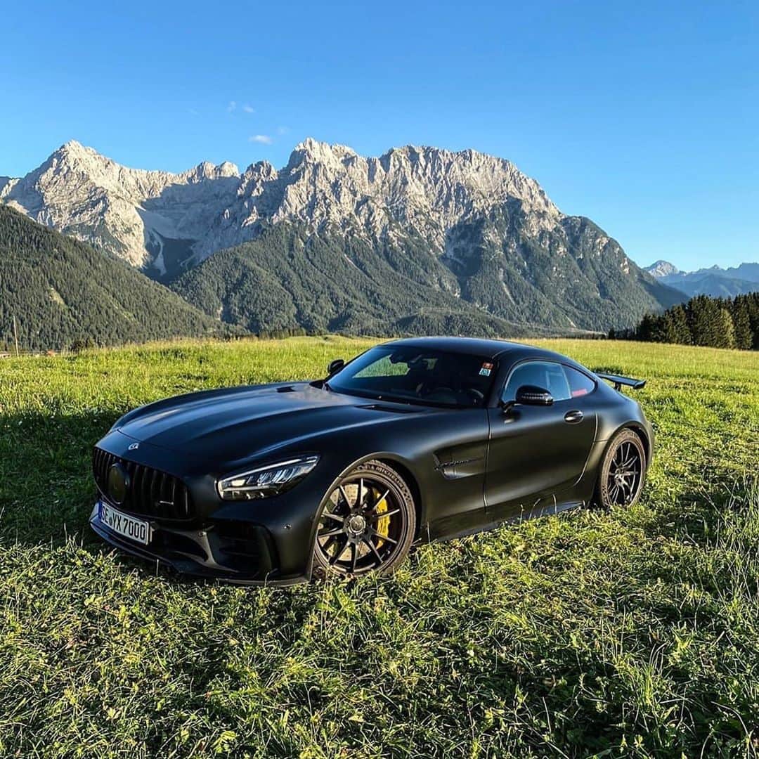 CarsWithoutLimitsさんのインスタグラム写真 - (CarsWithoutLimitsInstagram)「Always important to appreciate nature 🗺 Owner @thesatincrew  Photo @mrviamontis   #carswithoutlimits #mercedesbenz」9月9日 13時25分 - carswithoutlimits