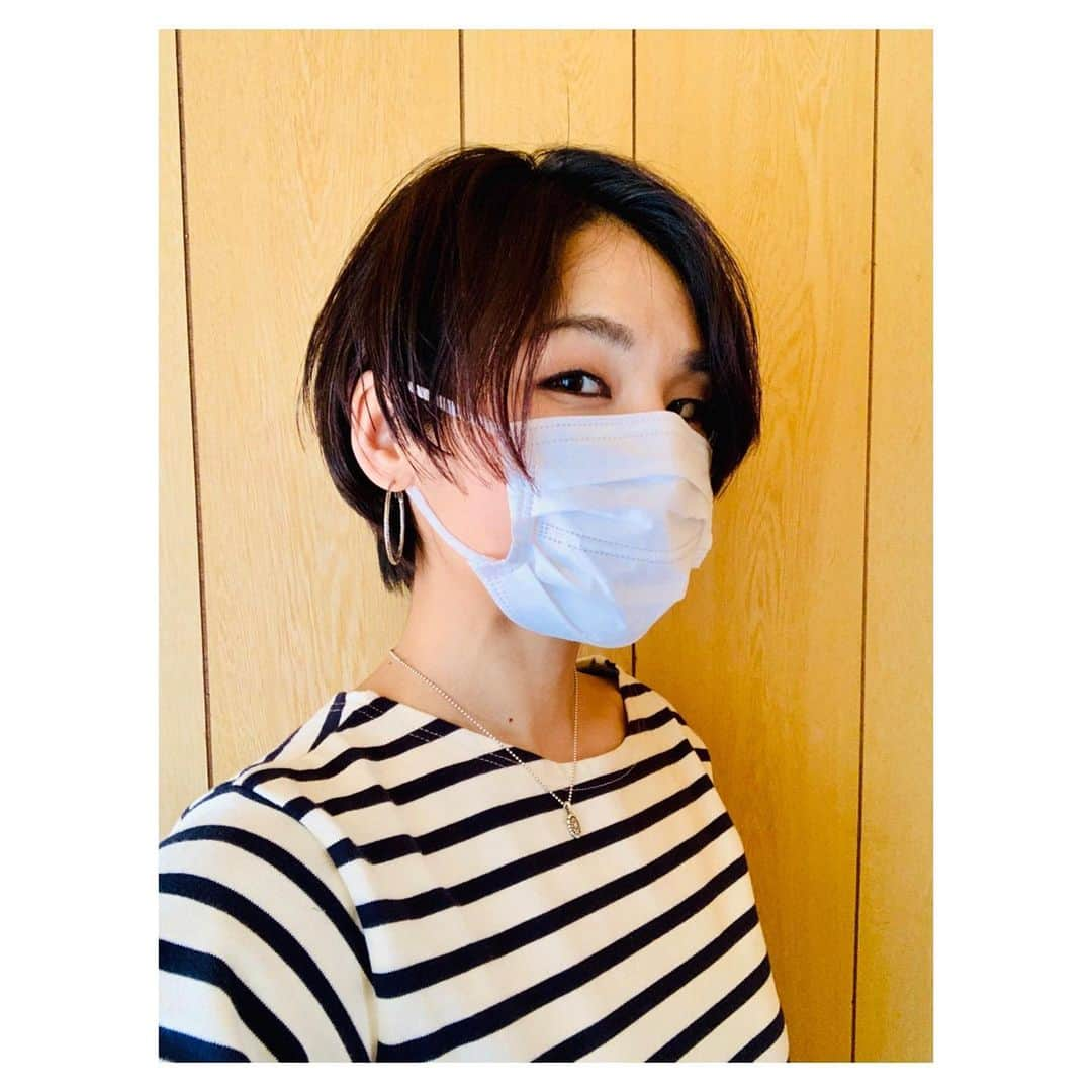 小林由佳さんのインスタグラム写真 - (小林由佳Instagram)「✂︎ Hair cut ✂︎  だいたいばっさりショートにしたら 北川景子や山本美月みたく可愛くなるって言ってなかった？ 結果、ただの女版松田翔太なんだけど😂  ①4月(After cut✂︎)  ②4月(Before cut✂︎)  ③4月(ライバル)  ④現在  #飛沫防止前髪 #自前フェイスシールド」9月9日 13時26分 - yuca_tan