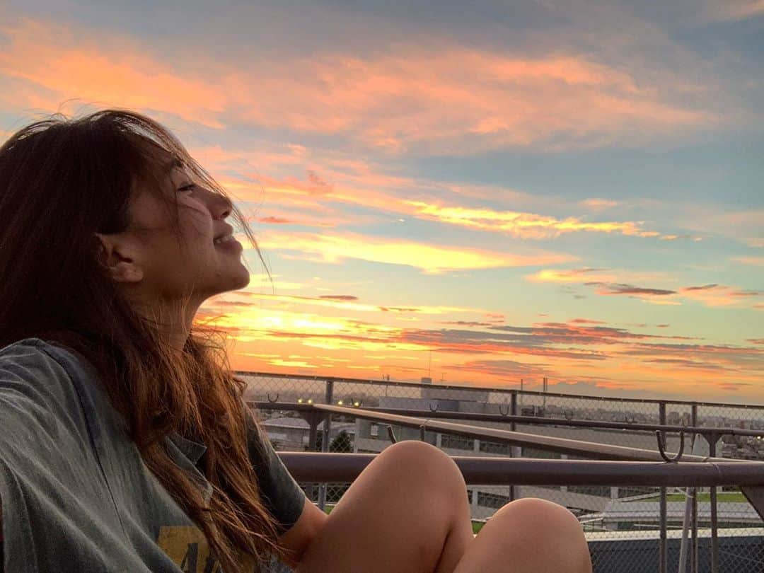 Megha Shrestha さんのインスタグラム写真 - (Megha Shrestha Instagram)「Sunsets are proof that no matter what happens , everyday can end beautifully ✨  昨日の夕焼け、綺麗すぎてみんなにシェア♡♡どんな1日だったとしても夕日が見れた日わ特別な気持ちになる🙈💕」9月9日 13時22分 - happy_story_14