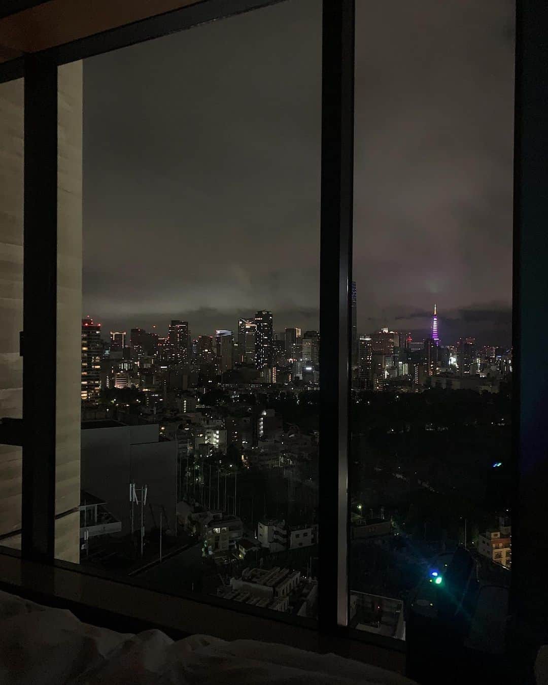 工藤はるかさんのインスタグラム写真 - (工藤はるかInstagram)「@aoyamagrand 🌿 ㅤㅤㅤㅤㅤㅤㅤㅤㅤㅤㅤㅤㅤ 都内のホテルに泊まるってなかなかない贅沢だけど、 ハマりそう.. それぐらい最高でした ㅤㅤㅤㅤㅤㅤㅤㅤㅤㅤㅤㅤㅤ 都内にいることを忘れてしまうくらい 日常から離れてリフレッシュできた特別な時間 ㅤㅤㅤㅤㅤㅤㅤㅤㅤㅤㅤㅤㅤ お部屋の窓からは東京の景色を一望できて、 朝の景色も夜の景色もうっとり。 アメニティまでこだわりが詰まっていて本当に素敵でした✨ ㅤㅤㅤㅤㅤㅤㅤㅤㅤㅤㅤㅤㅤ 朝食は夜と同じBELCOMOで テラスが空いていたのでテラスで🍴🥗 ㅤㅤㅤㅤㅤㅤㅤㅤㅤㅤㅤㅤㅤ また絶対に泊まりたいホテル！ (載せたい写真が多すぎて10枚に収まらなかったー😭)」9月9日 13時34分 - har_326