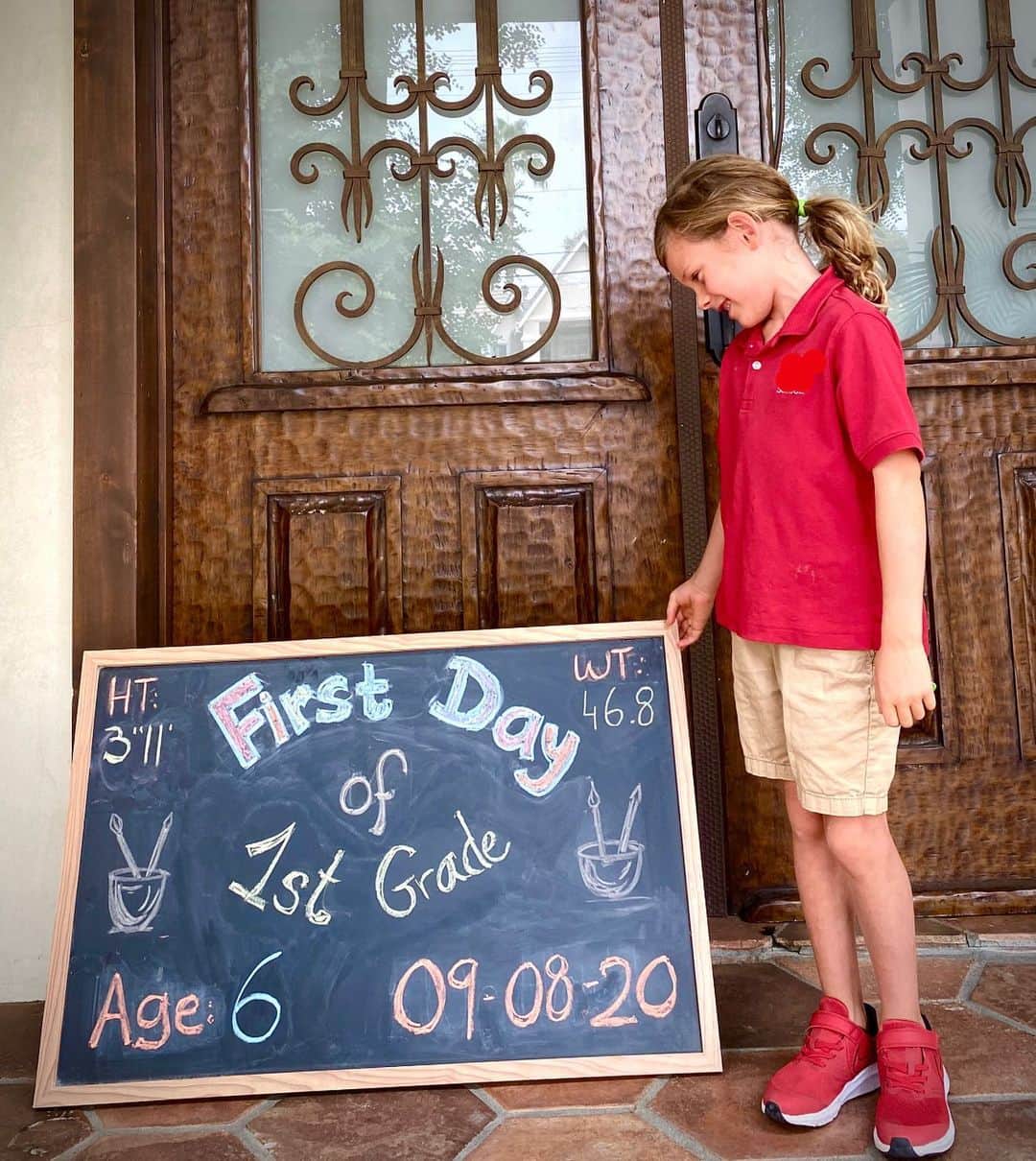 ダニエラ・ルーアのインスタグラム：「Here we go! Zooooooming into school... get it? ZOOMing?  Whatever, I think I’m funny. . E aqui vamos nós! Zoooooom para a escola... perceberam a piadinha? ZOOM? Caga nisso, eu acho que tenho piada. . #1stgrade #preK #kids #school #homeschool #lifeislife #weadapt #respecttomamasanddadasoutthere #sibling #newbeginnings  #wegotthis」