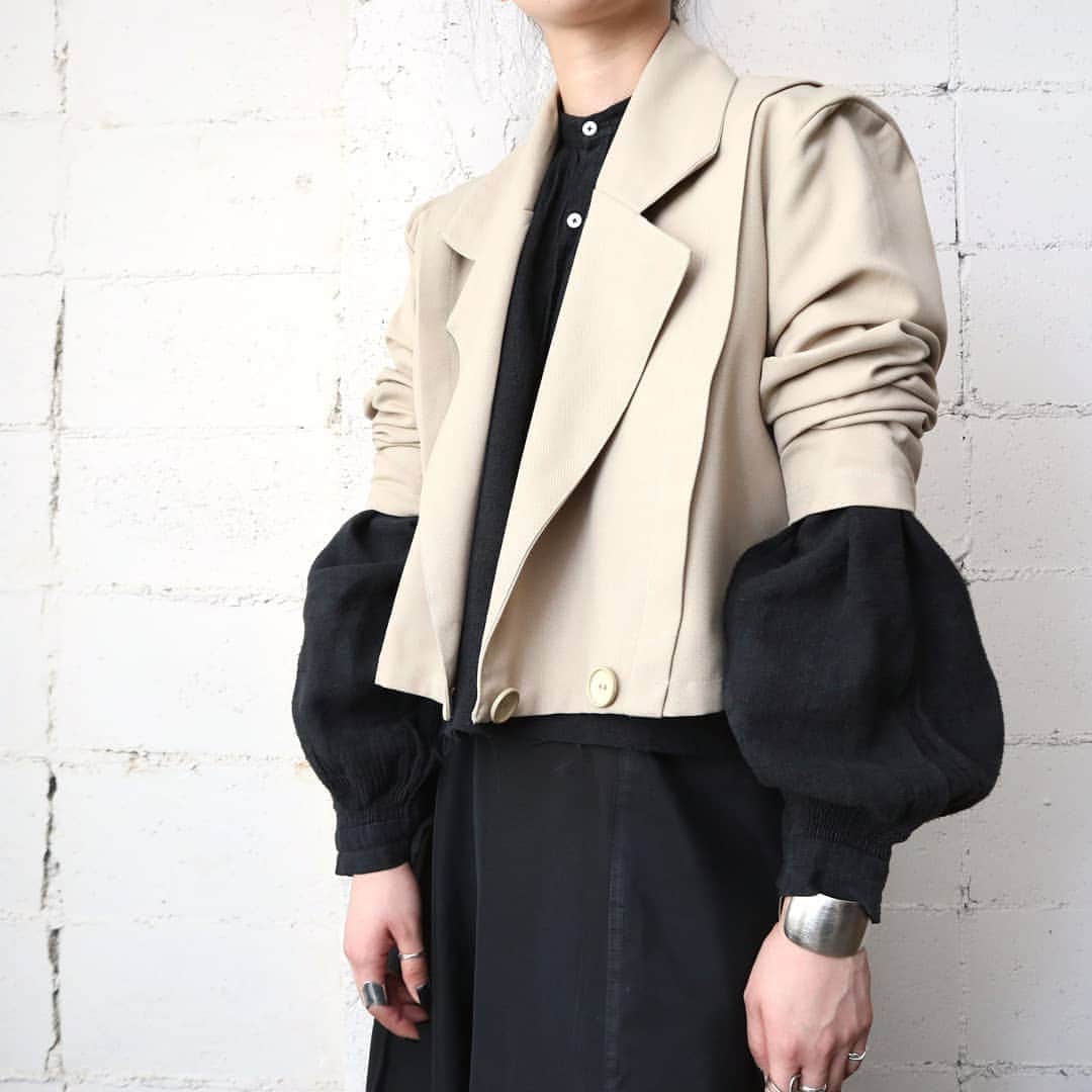 吉祥寺 古着屋 Orfeoのインスタグラム：「Double Breasted Short Jacket  #orfeo #kichijoji #tokyo #vintage #used #fashion #coordinate #outfit  お問い合わせはインスタグラムのプロフィール掲載のメールアドレスにお願いいたします。コメント、DMでのお問い合わせは受け付けておりませんのでご了承ください。 ONLINE SHOPの商品も店頭にてご購入頂けます。気になる商品がございましたらスタッフにお声掛けください。  新型コロナウィルス感染拡大防止策を徹底した上で営業をしております。マスクの着用、入店時にアルコールでの消毒をお願いいたします。」