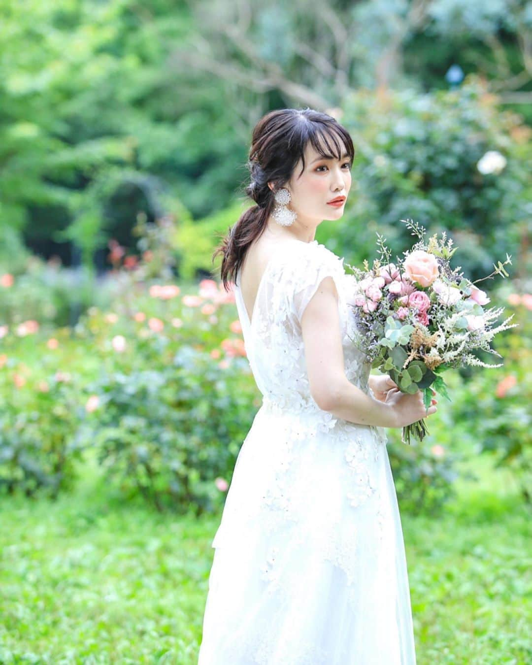 浅井麻里さんのインスタグラム写真 - (浅井麻里Instagram)「💐💐﻿ ﻿ Wedding model💐﻿ ﻿ 今日も暑いねーー！！☀️﻿ 日焼けと虫に気をつけなきゃだけど、﻿ ロケ撮影好き💓📸﻿ ﻿ ﻿ クレール表参道👰撮影データシリーズ✨﻿ @claire.omotesando﻿ @clairebridalstudio﻿ ﻿ ﻿ #クレール表参道サロン#クレール表参道#claire#クレールブライダルスタジオ#みんなのウェディング#表参道#洋装前撮り#ウェディングドレス#プラコレ#Dressy花嫁#weddingmodel#wedding_mari」9月9日 13時51分 - mari_asai_625