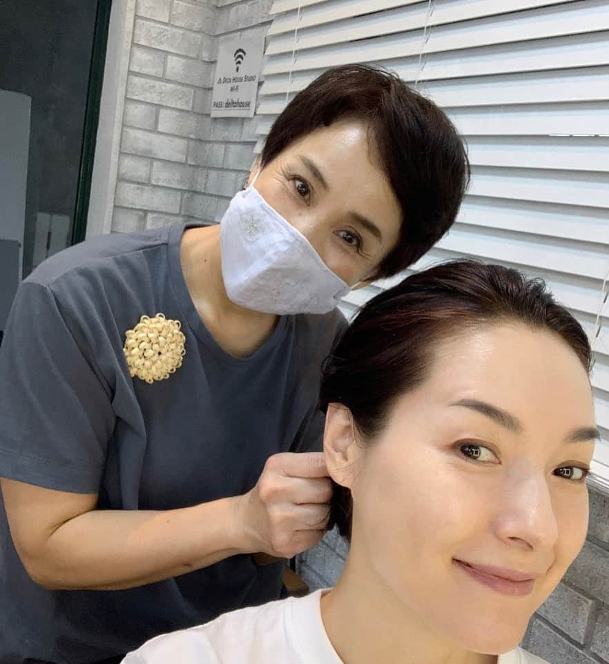 熊田マリエスターさんのインスタグラム写真 - (熊田マリエスターInstagram)「12.3年ぶり  木村智華子さんにヘアメイクしていただきました〜〜  あの当時は 確か娘がお腹の中にいて  つわりでフラっフラでしたが  撮影中に 私が苦しくならないよう 優しく優しく お着物の着付けしてくださったなぁ、、、  ホントありがたかった！  懐かしい思い出話に花が咲いた現場でした  #ヘアメイク #着付け #木村智華子 #撮影 #ママのお仕事 #モデル #model」9月9日 13時45分 - marie_esther_kumada