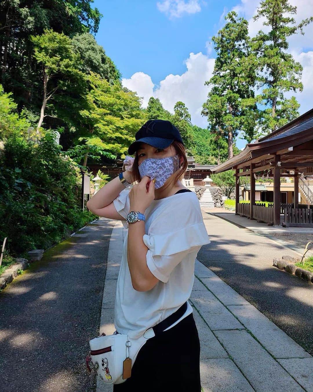 井上貴子のインスタグラム：「先日 吉方位へ。  パワースポットにて。  紅緒と柊音もベランダが パワースポットらしい。  こんなに暑いのに ダイジョブかしら？？？  Happyで^ ^  コロナ禍に携わる 全てのお仕事の皆様。  心から 感謝しています。  引き続き油断せず お気をつけて お過ごし下さいませ。  #井上貴子  #LLPWX #女子プロレス #紅緒と柊音 #トイプードル #パワースポット #Twitterも見てね #感謝 #STOPCOVID19」