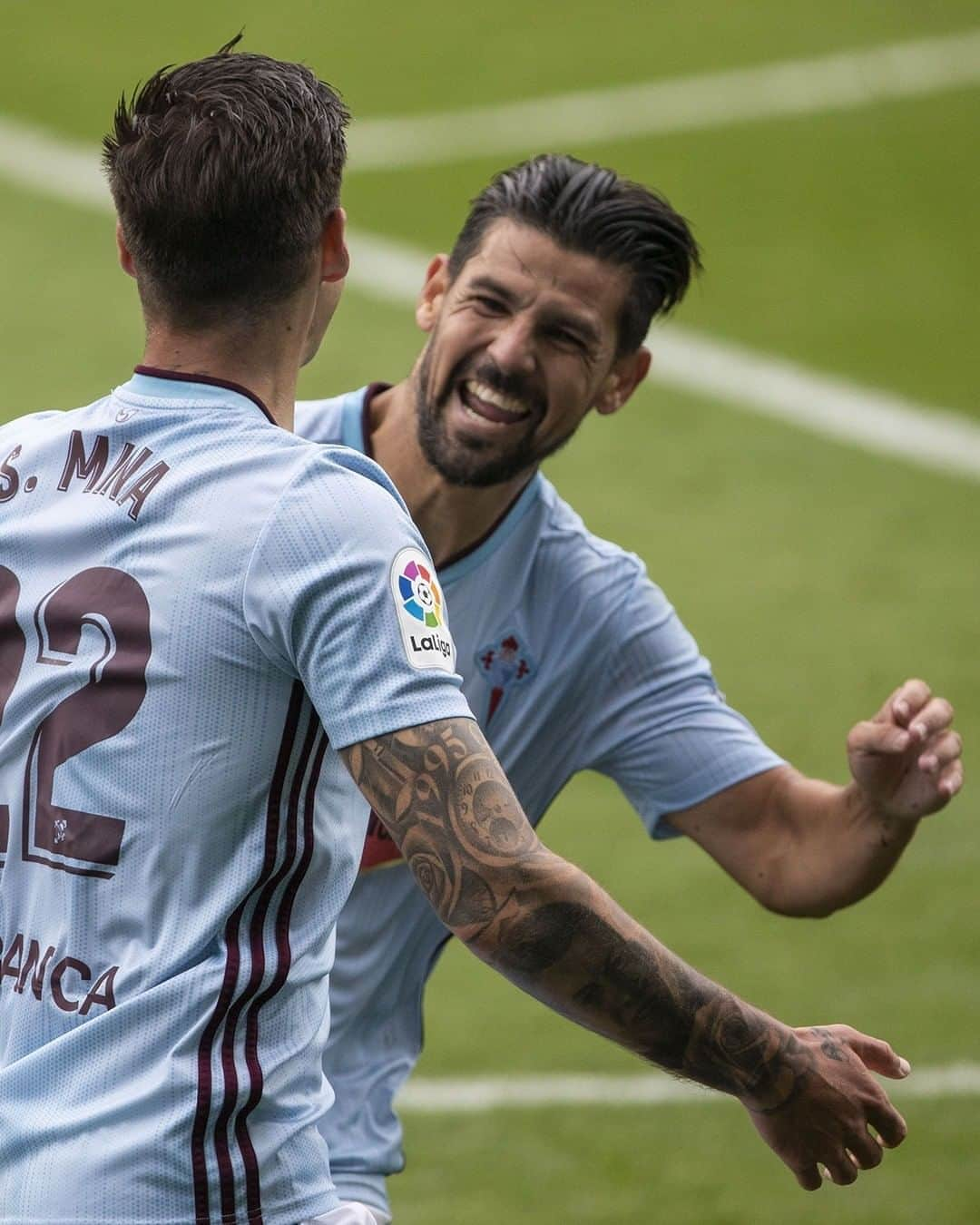 LFPさんのインスタグラム写真 - (LFPInstagram)「Two happy FRIENDS! ⚽️🤗 • ¡Dos AMIGOS felices! 🤗🌟 • #Nolito #SantiMina #Celta #LaLiga #LaLigaSantander #Football #Goals」9月9日 14時00分 - laliga