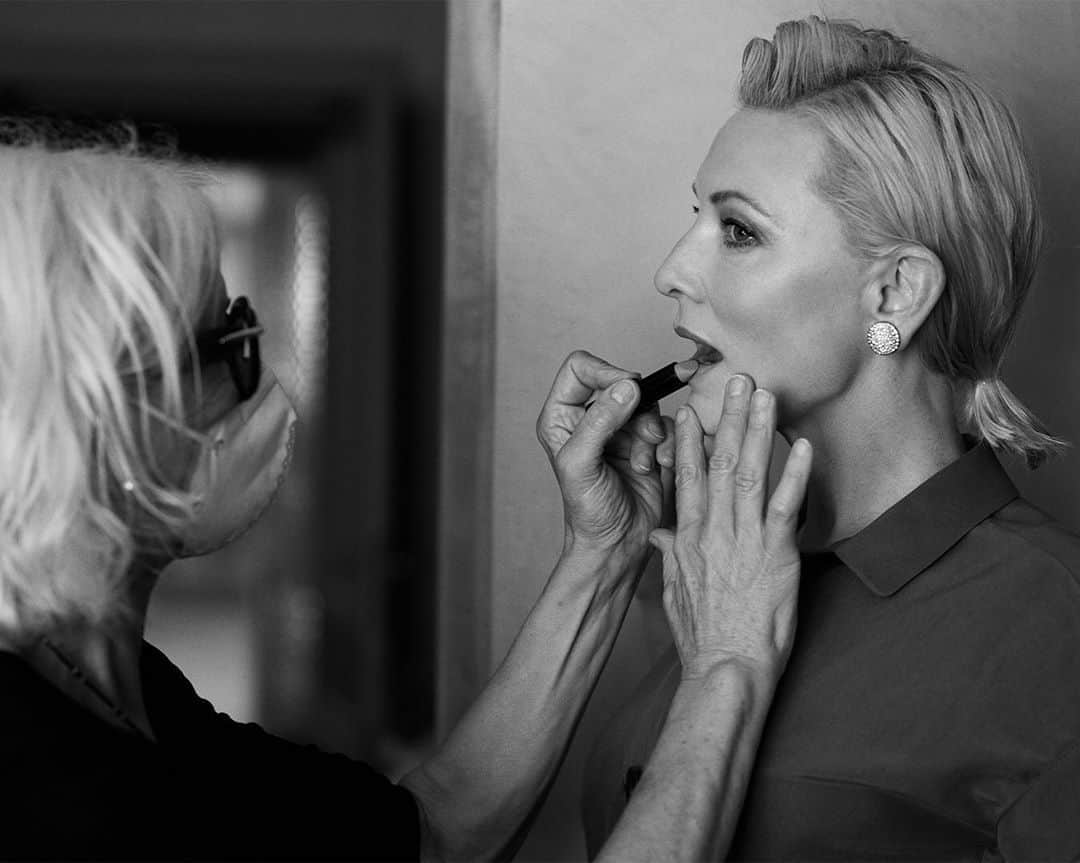 Armani Beautyさんのインスタグラム写真 - (Armani BeautyInstagram)「Behind the scenes at the Venice Film Festival with @gregwilliamsphotography.   Cate Blanchett, Giorgio Armani Global Beauty Ambassador and jury president of the 77th Venice International Film Festival, has the finishing touches added to her look by @MaryGreenwell.  #Armanibeauty #ArmanibeautyStars #CateBlanchett #RougedArmaniMatte #BiennaleCinema2020 #Venezia77 #makeup」9月10日 0時57分 - armanibeauty