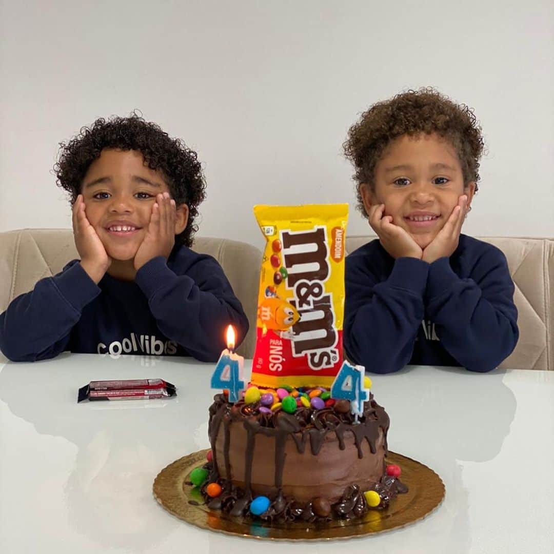 ルイス・アドリアーノのインスタグラム：「Hoje é o dia dos meus príncipes. PARABÉNS meus filhos, papai deseja tudo de mais lindo na vida de vocês.  Que este aniversário seja especial para cada um e que possam aproveitar muito, cada um do seu jeito. Nunca esqueçam que amo muito vocês e que estarei sempre aqui para celebrar cada nova conquista.  Feliz aniversário, meus filhos gêmeos amados!   ♥️♥️👑👑🎁🎁🎂🎂🎉🎉🎊🎊🎈🎈   #JL #JA」