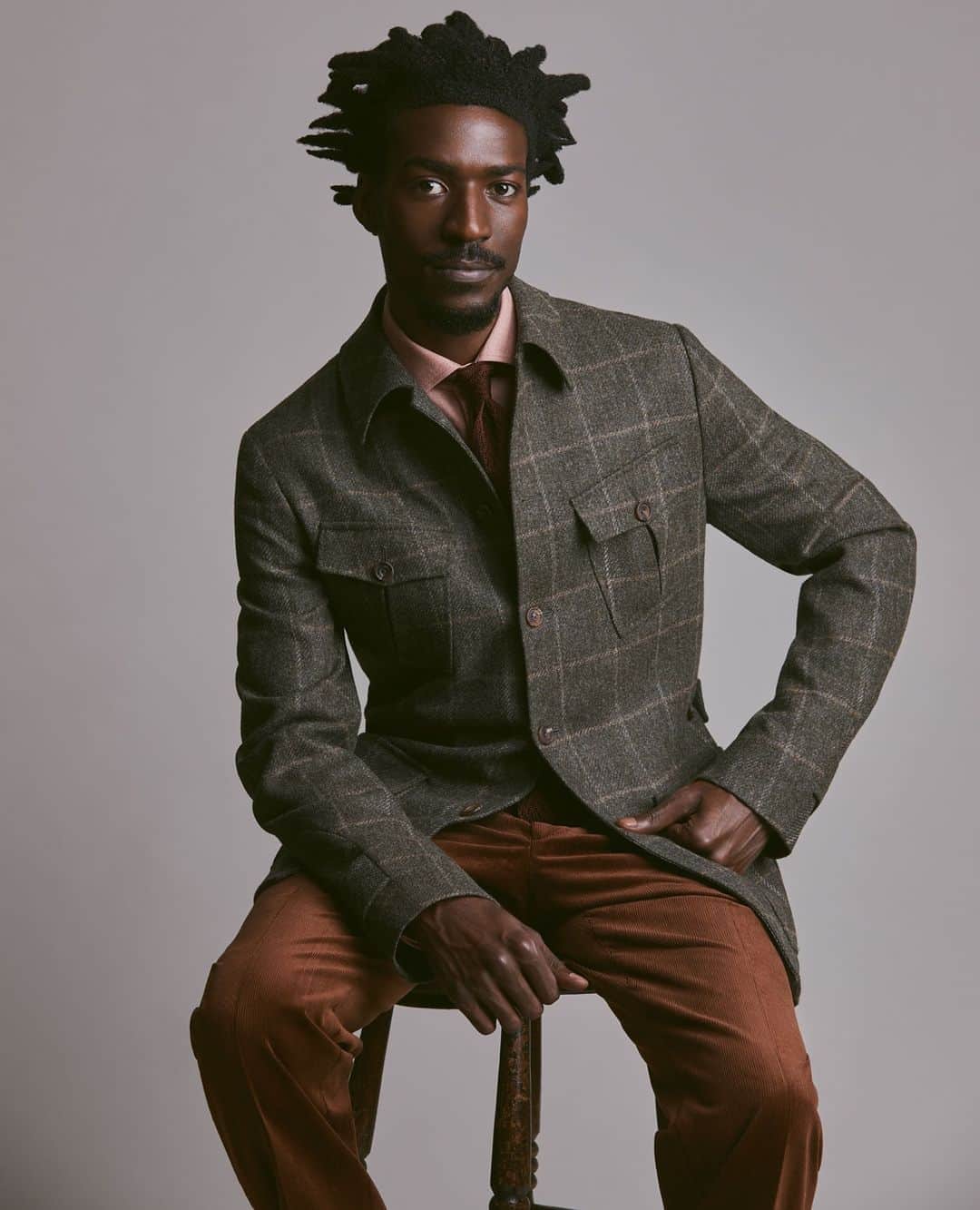 のインスタグラム：「The safari jacket is the perfect transitional piece, to take you from those chilly September evenings into Autumn-Winter. This season, we have taken our iconic safari jacket and reimagined it in a khaki windowpane check, in 100% wool. A beautifully versatile seasonal piece, for the modern Huntsman.⁠ ⁠ The full collection is now available in-store at 11 Savile Row and online on Huntsman.com Speak to one of our Client Managers live, and receive expert advise on styling and fit from the comfort of your home⁠ ⁠ #huntsmanAW2020 #bethehuntsman #huntsmanheritage #huntsmansavilerow #huntsmannewyork #huntsmanseparates #readytowear #autumnwinter2020 #autumnwinterstyle #menswear #tailoring #tailored #bespoke #sartorial #britishdesign #savilerow #luxuryretail⁠」