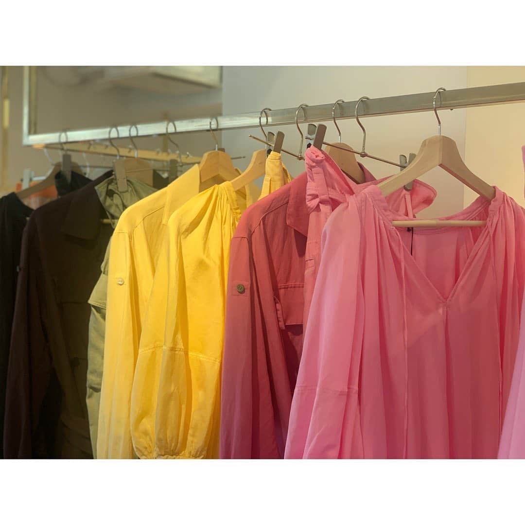 土井地恵理子さんのインスタグラム写真 - (土井地恵理子Instagram)「・ @venit_official の展示会へ。 ・ 女らしいシルエットと 気分が上がるカラーリング。 好物でした❤︎❤︎ ・ kidsもあって可愛すぎた😍 うちの子達はもう着れないから 誰か着てほしい〜✨ ・ ・ thanx! @mikittyisland  ・ ・ #2021ss #venit」9月10日 0時54分 - ericodoiji