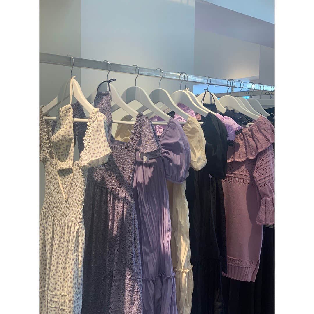 土井地恵理子さんのインスタグラム写真 - (土井地恵理子Instagram)「・ @venit_official の展示会へ。 ・ 女らしいシルエットと 気分が上がるカラーリング。 好物でした❤︎❤︎ ・ kidsもあって可愛すぎた😍 うちの子達はもう着れないから 誰か着てほしい〜✨ ・ ・ thanx! @mikittyisland  ・ ・ #2021ss #venit」9月10日 0時54分 - ericodoiji